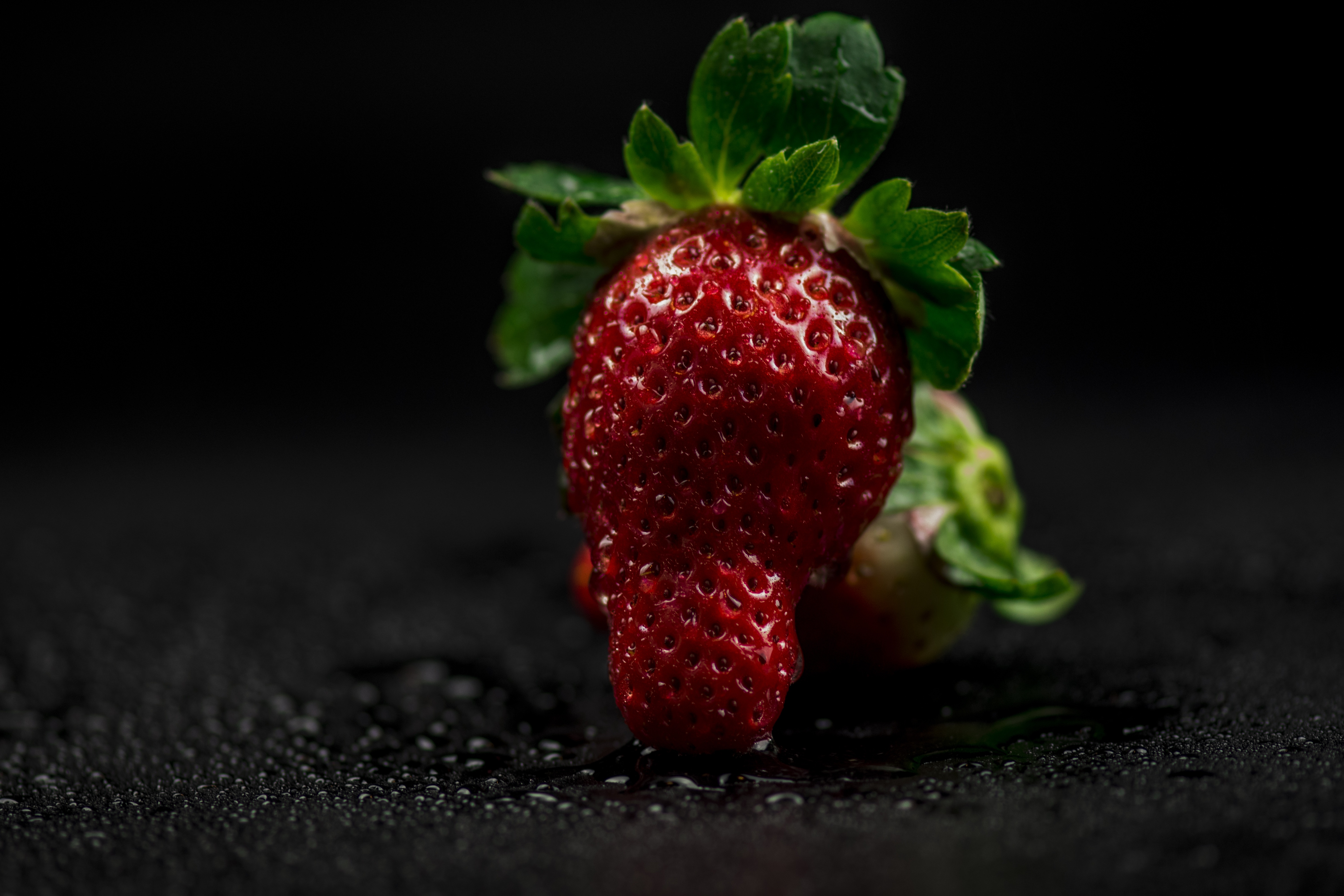 桌面上的壁纸草莓 浆果 轻