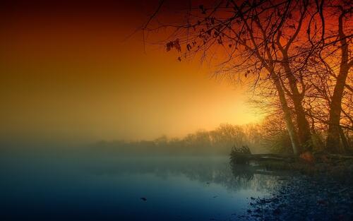 Красивый туманный закат на озере