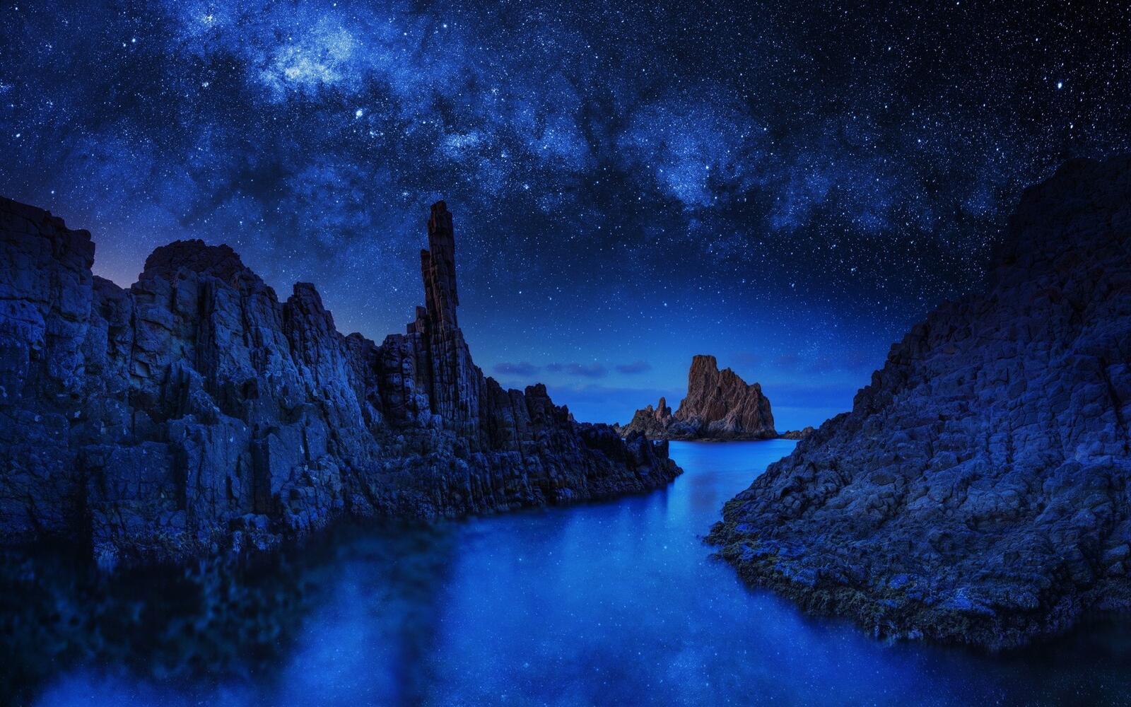 Бесплатное фото Скалистое ущелье в ночное время суток