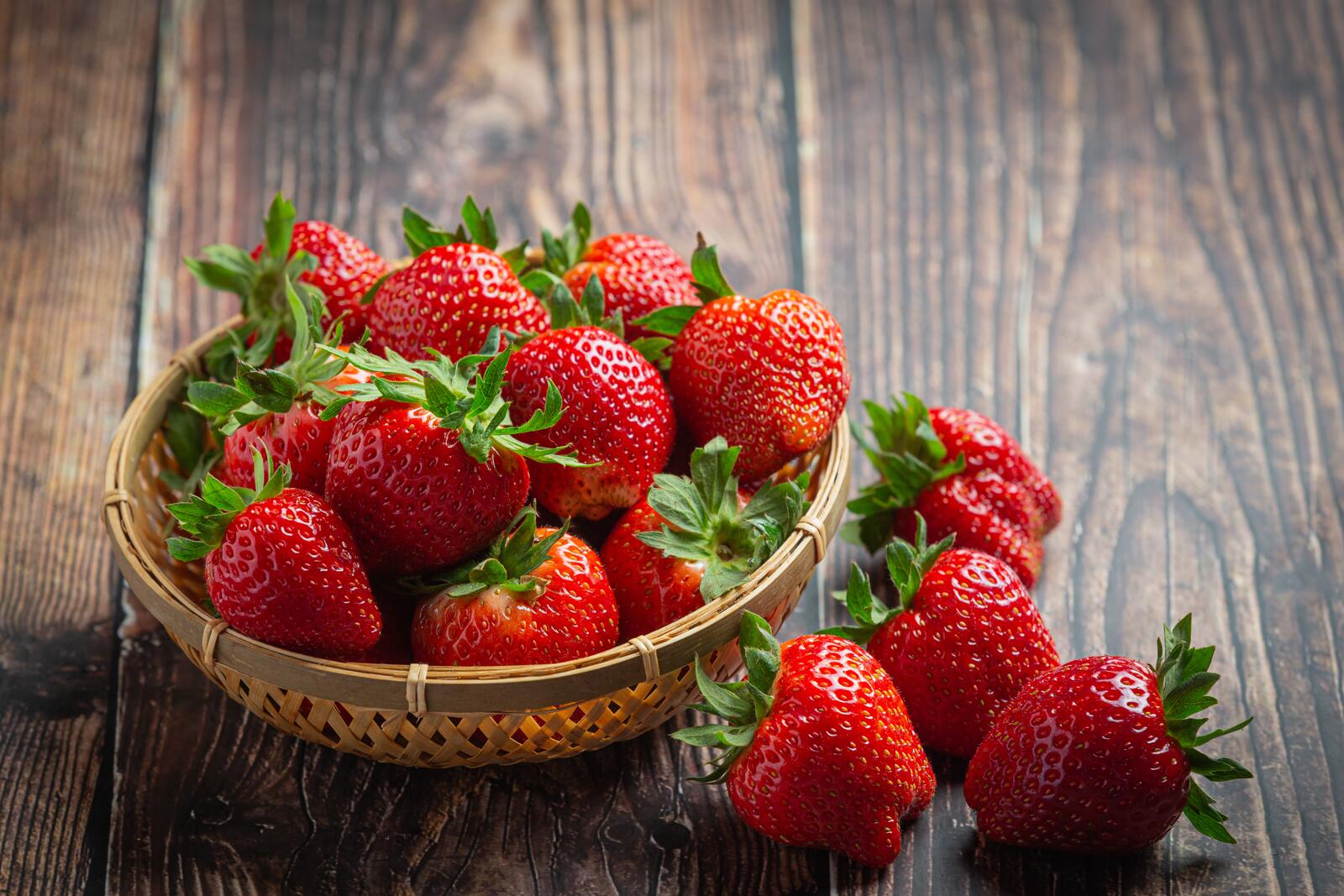 Wallpapers food bowl strawberry on the desktop