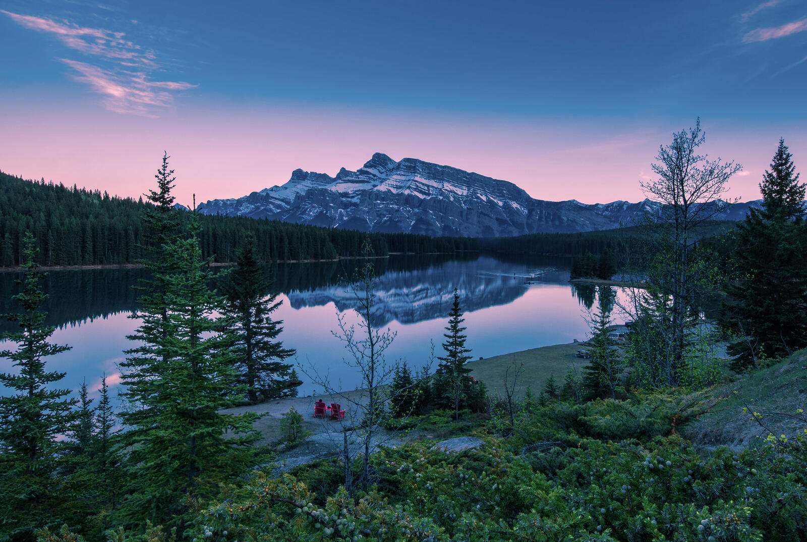 Обои Mount Rundle Reflecting Two Jack Lake Banff National Park на рабочий стол