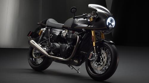Черный мотоцикл triumph thruxton tfc на темном фоне