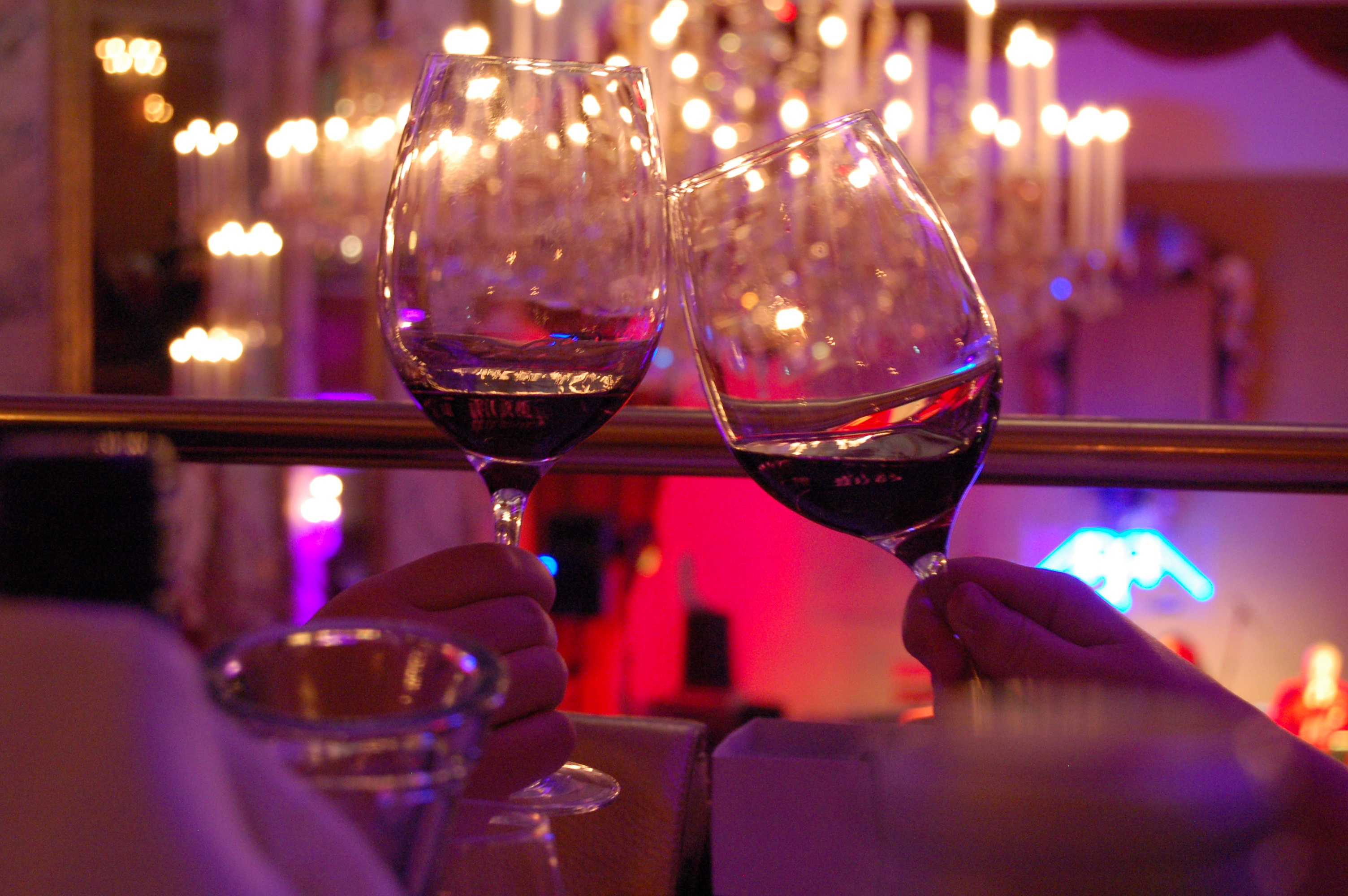 桌面上的壁纸葡萄酒 晚上 餐馆