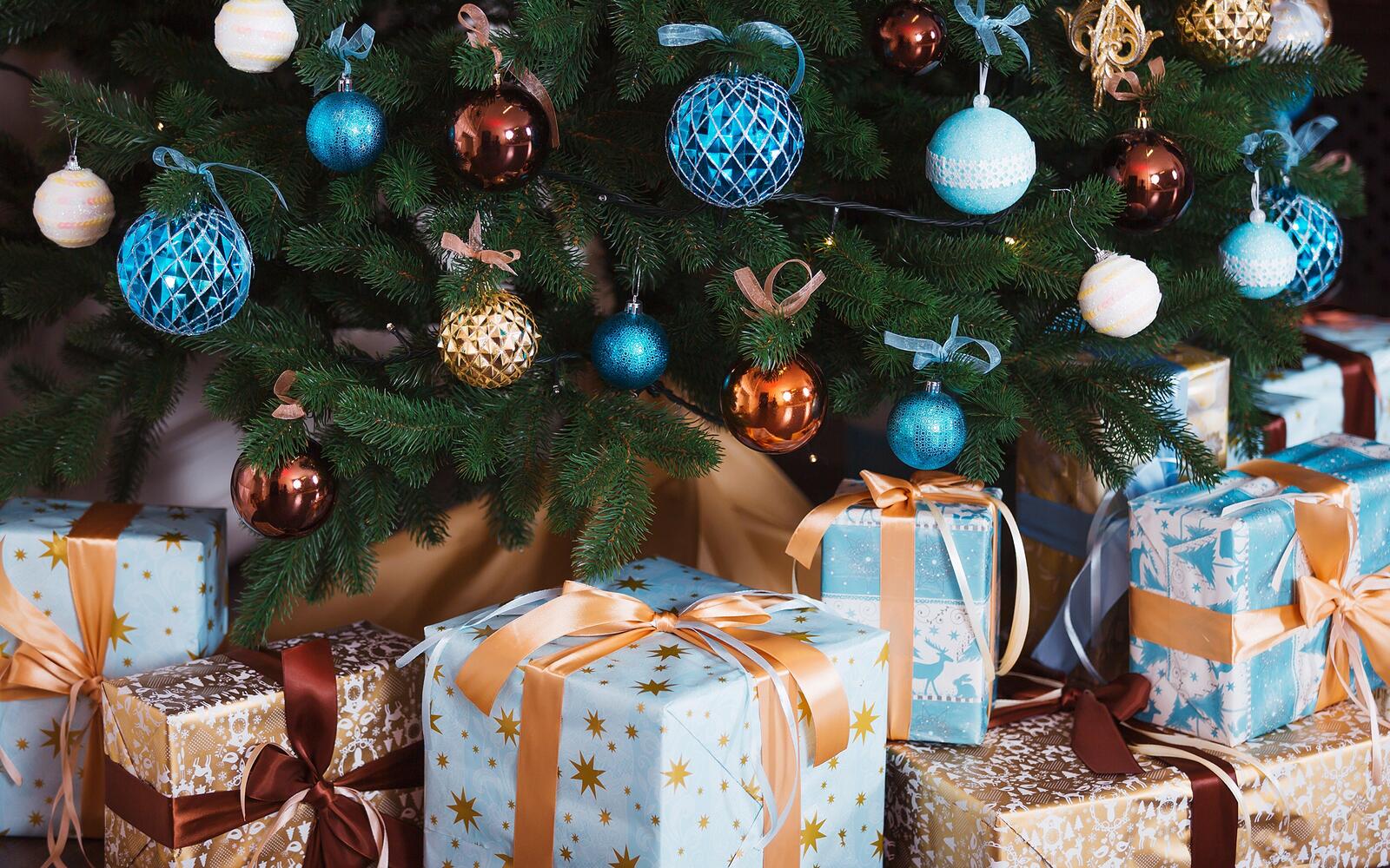 Обои рождественская елка новогодние игрушки рождественские шары на рабочий стол