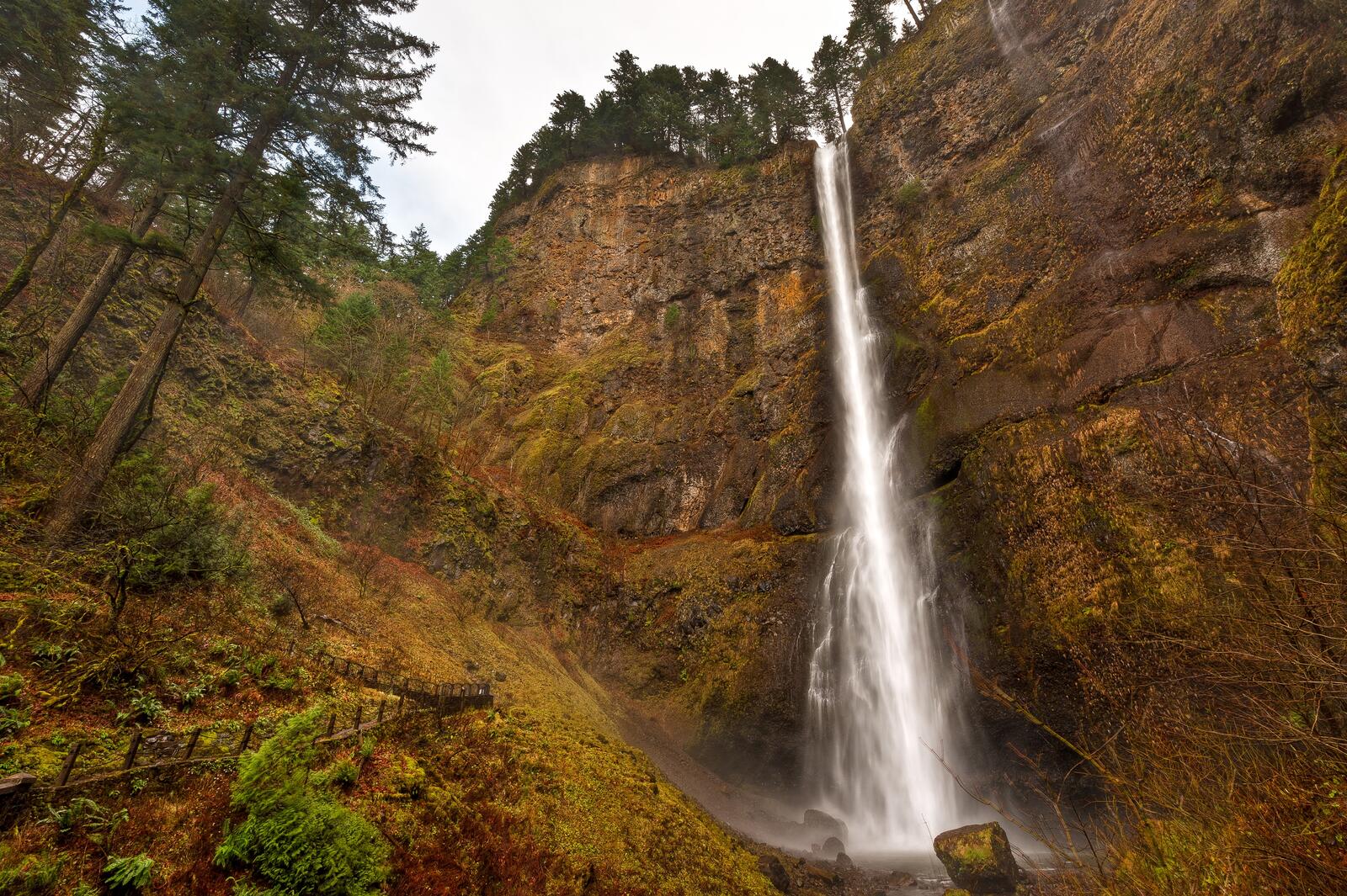 Бесплатное фото Маленький водопад с высокой скалы