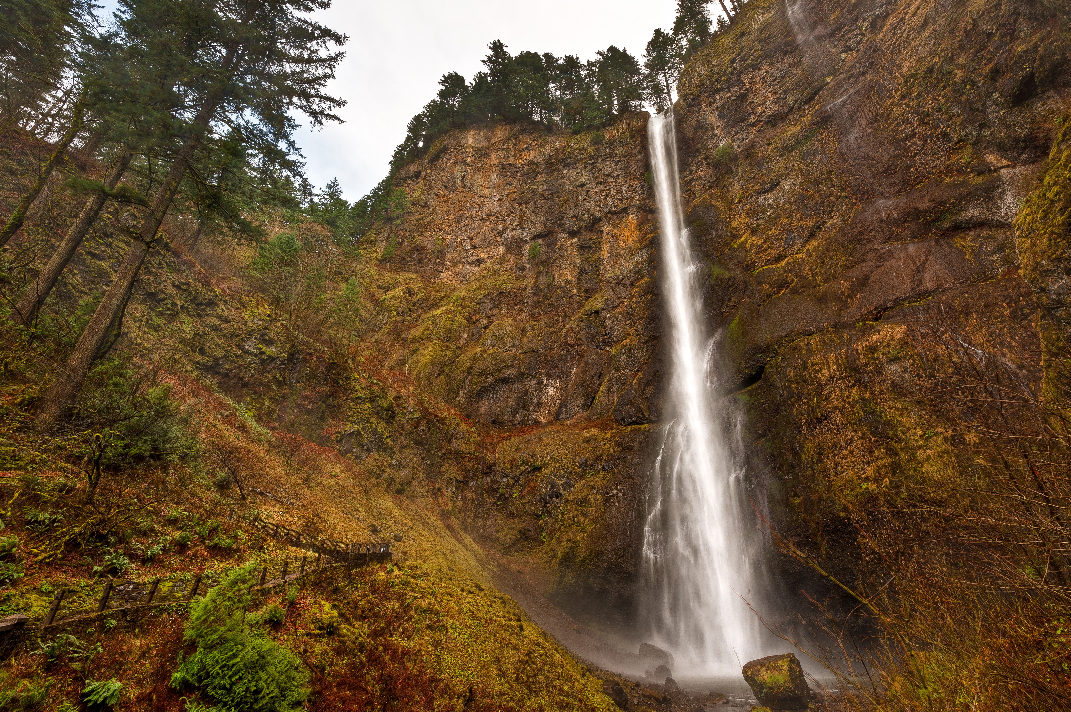 Бесплатное фото Маленький водопад с высокой скалы
