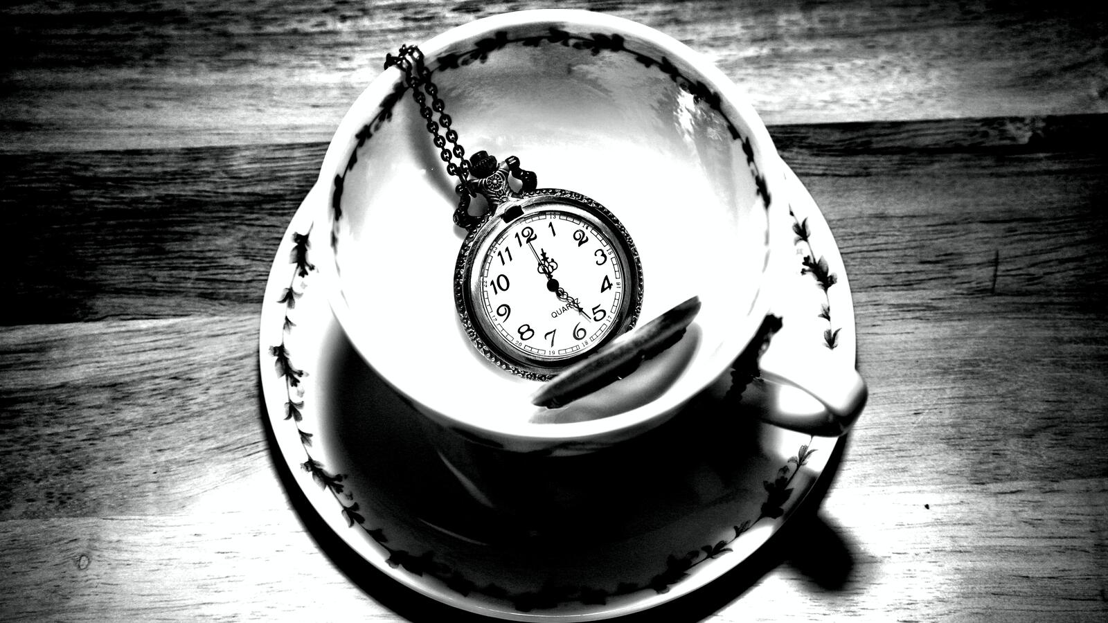 Free photo The pocket watch lies in the bowl