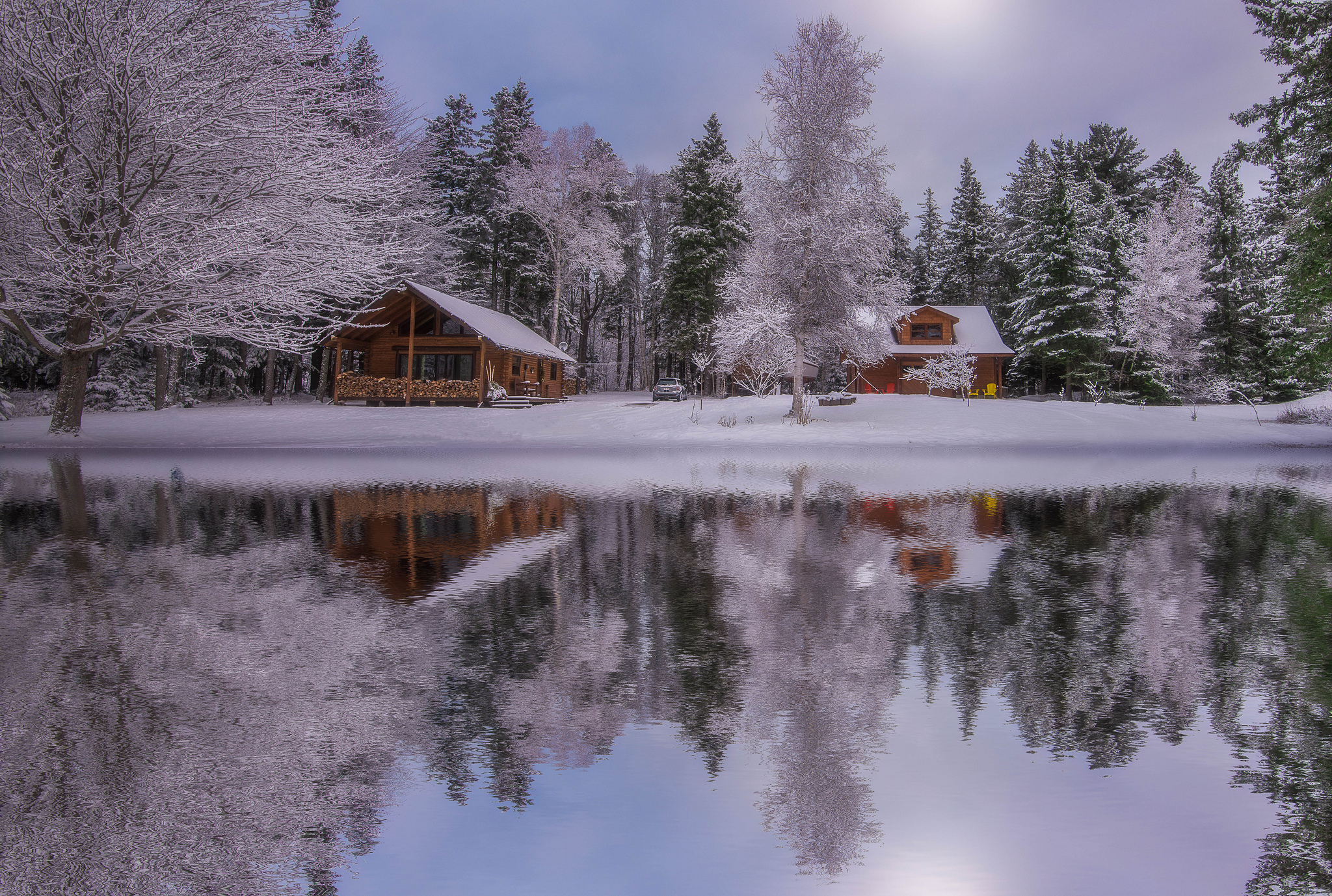 Пейзаж дом на озере зимой