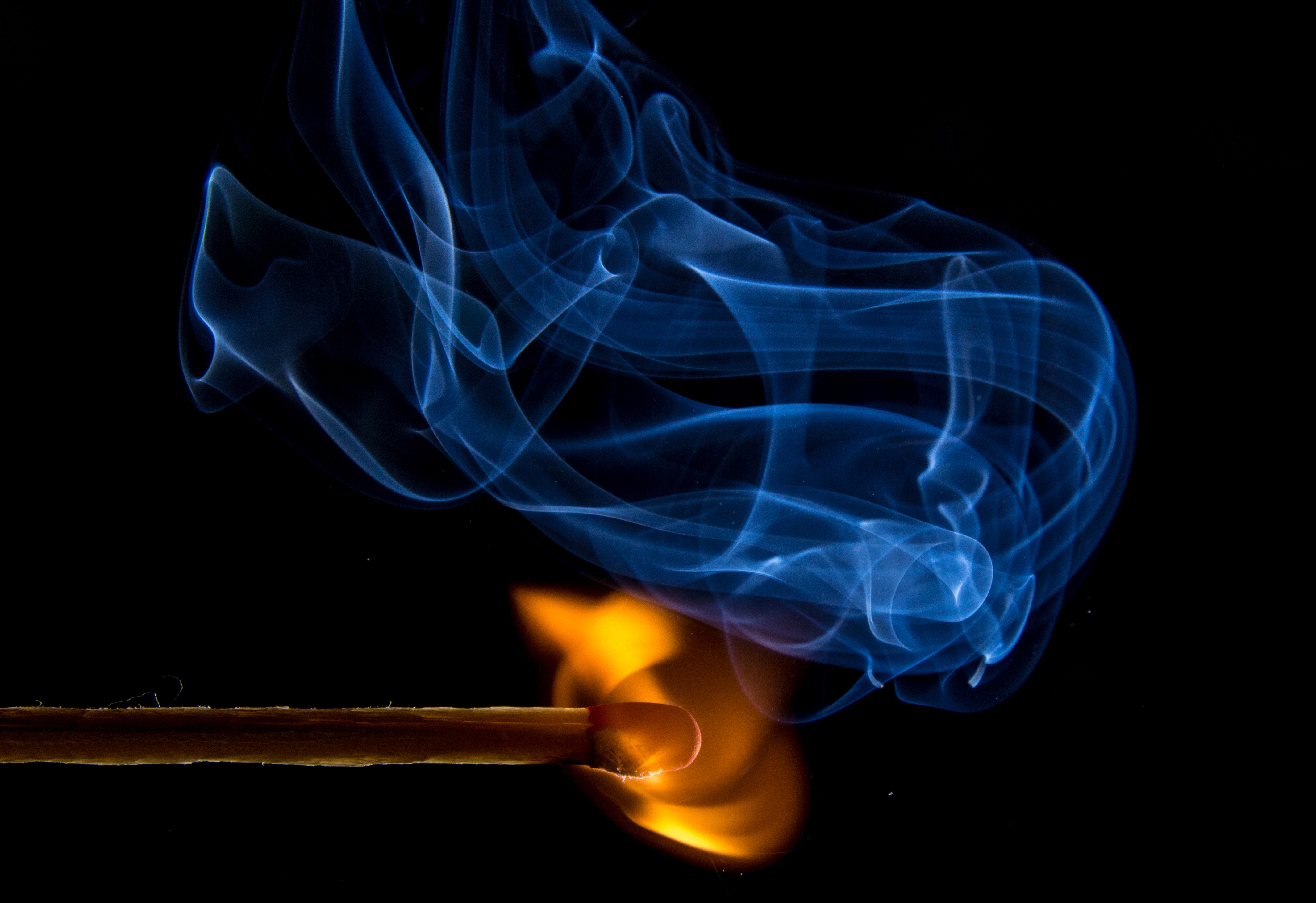 Фото спичка, огонь, пожар, пламя, совпадение, черный фон, разное - бесплатные картинки на Fonwall