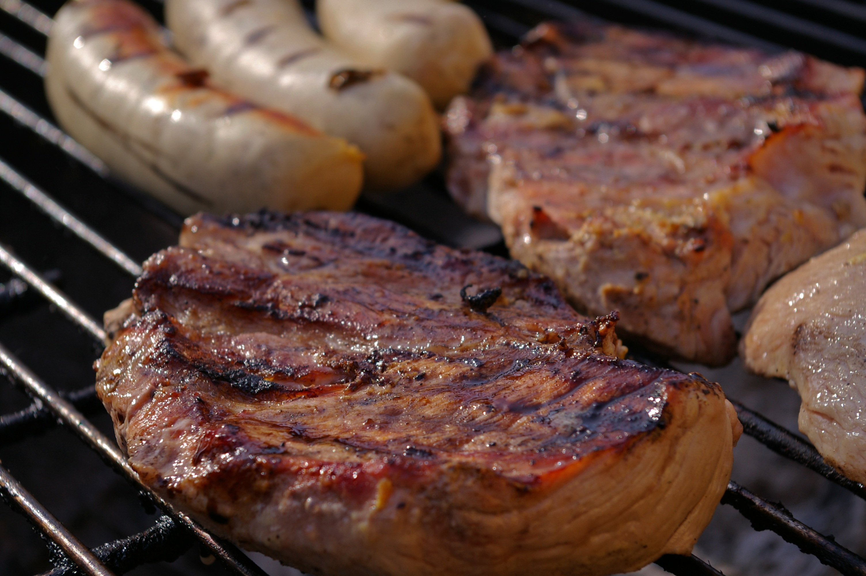 Бесплатное фото Приготовление мяса на барбекю