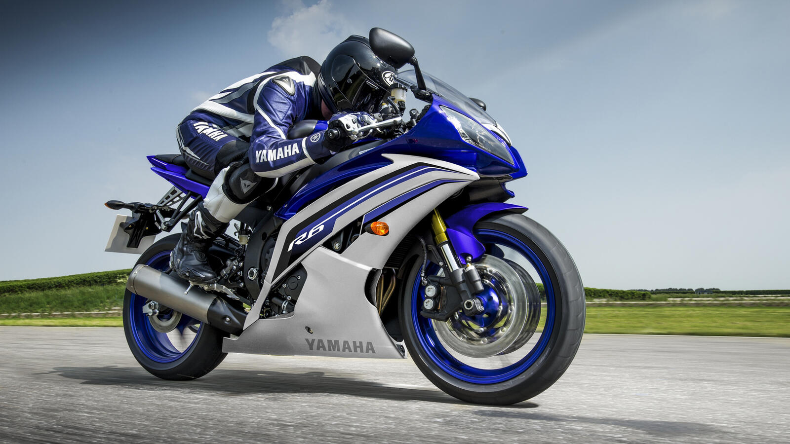 Wallpapers Yamaha R6 motorcycles in move on the desktop