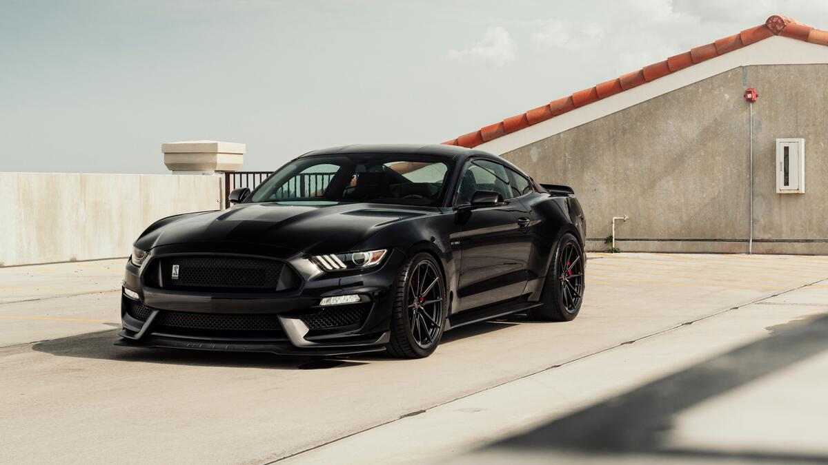 Ford Mustang черного цвета