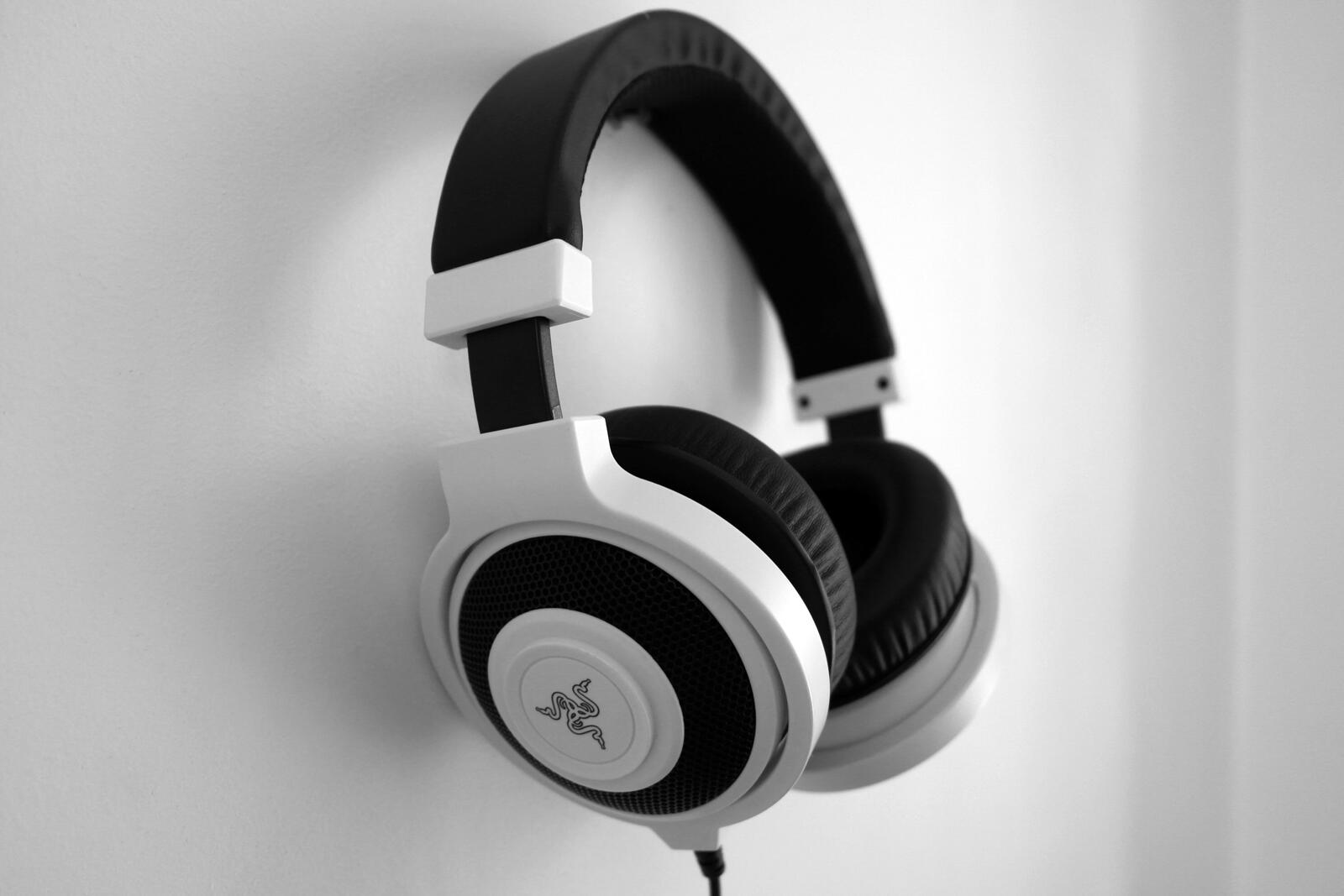 Wallpapers headphones Razer white on the desktop