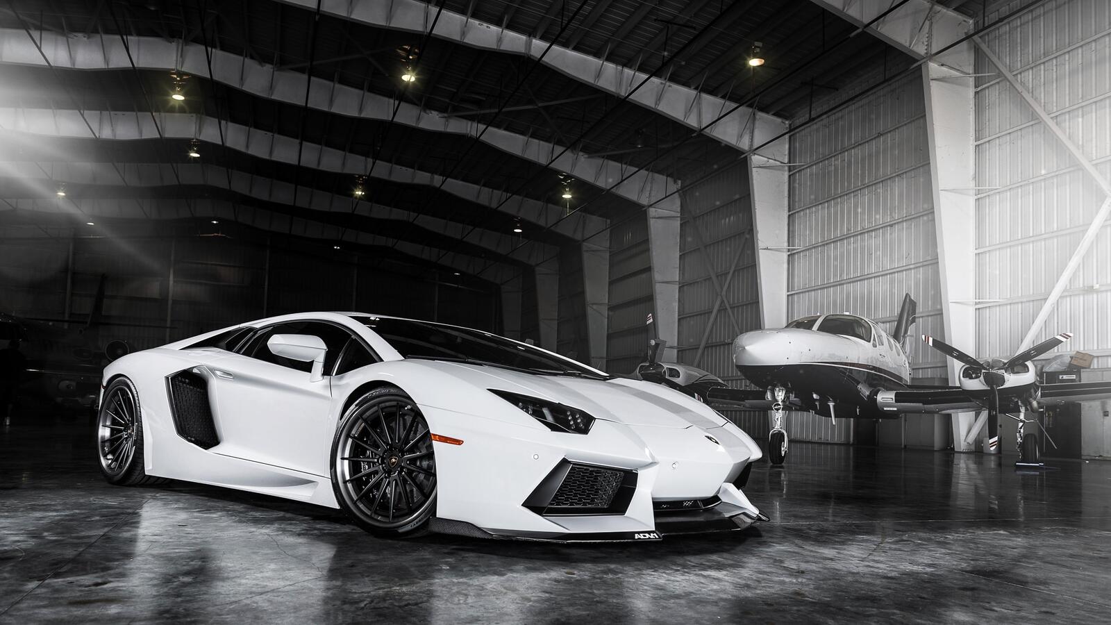 Обои Lamborghini Aventador белый ангар на рабочий стол