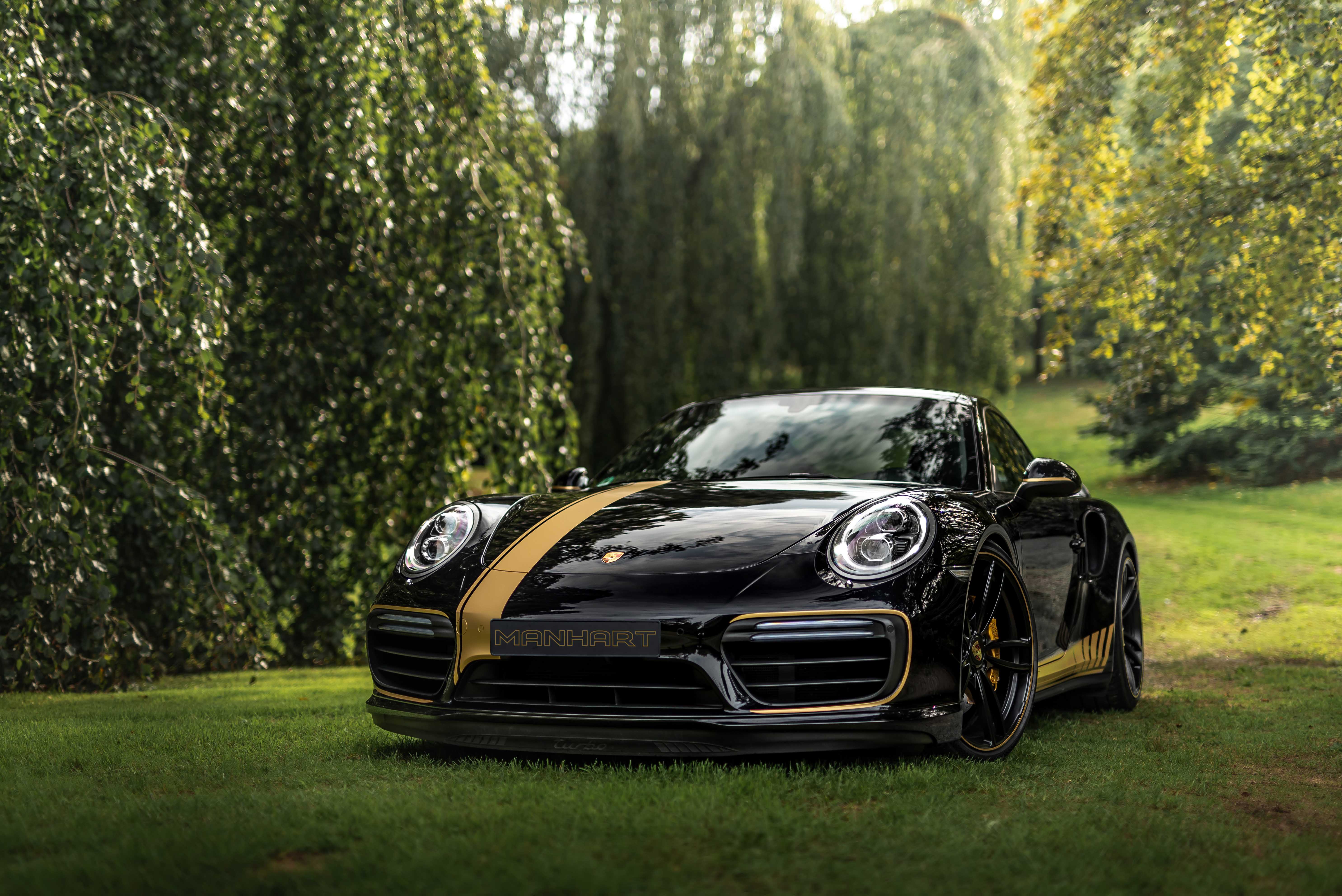 Free photo Black Porsche 918 on the lawn