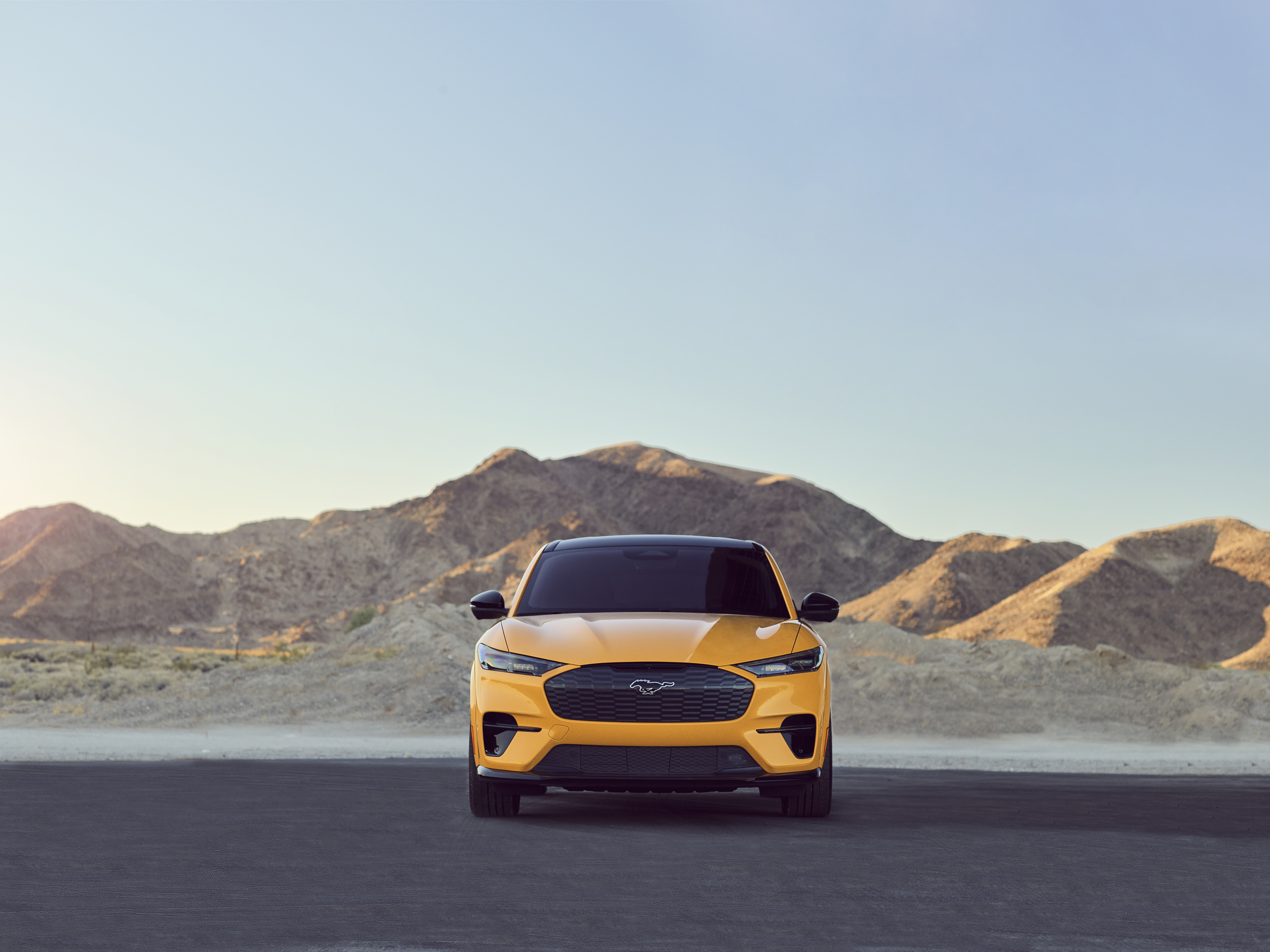 Желтый Ford Mustang Mach-E