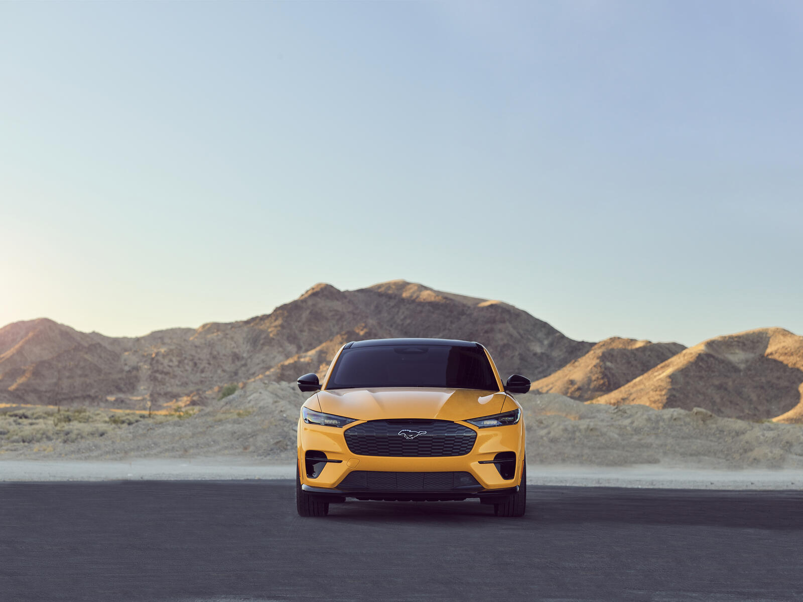 Бесплатное фото Желтый Ford Mustang Mach-E