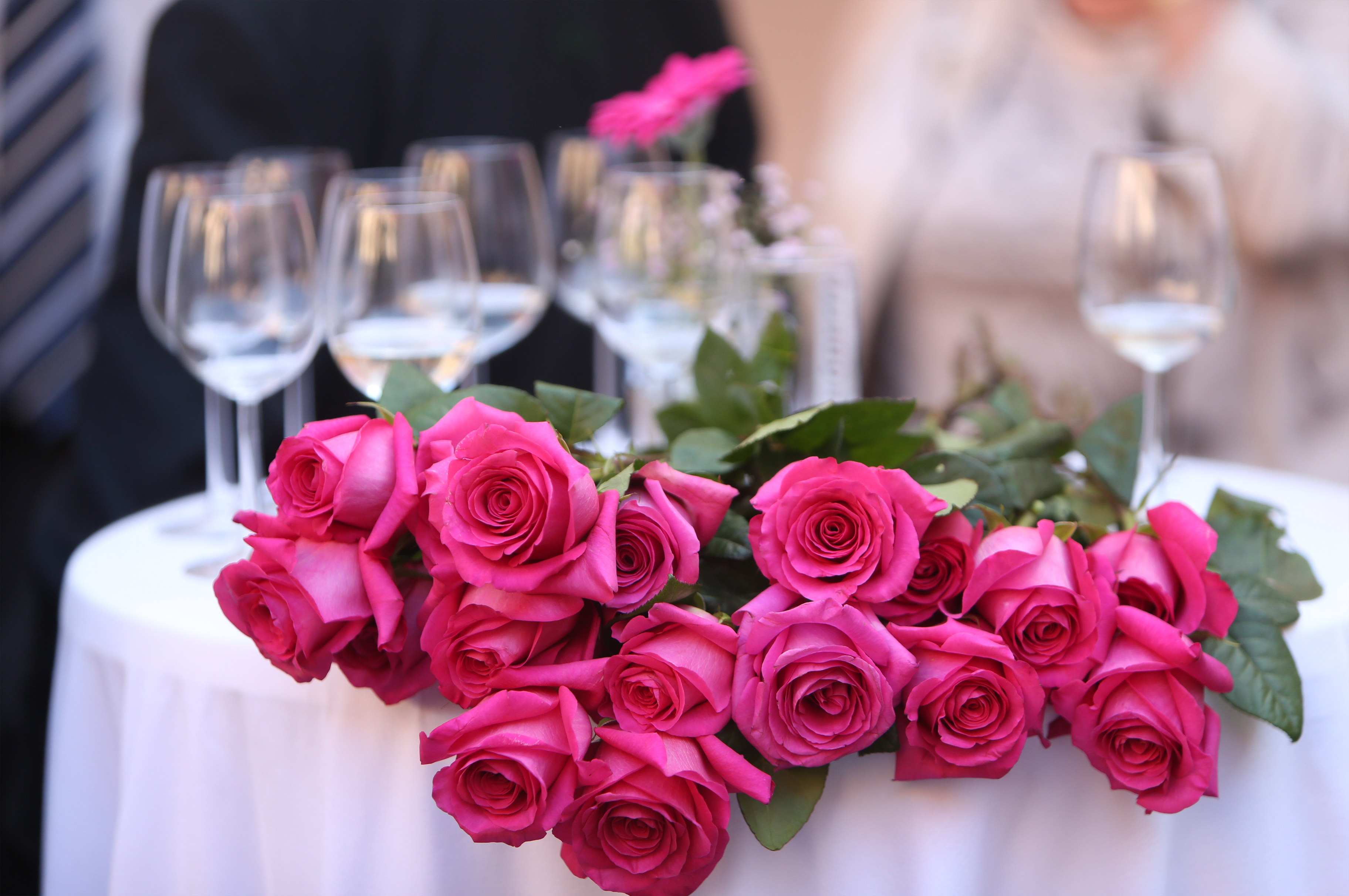 Букеты роз праздничные. Цветы на праздничном столе. Букет цветов на столе. Букеты цветов шикарные на столе. Букет роз на столе.