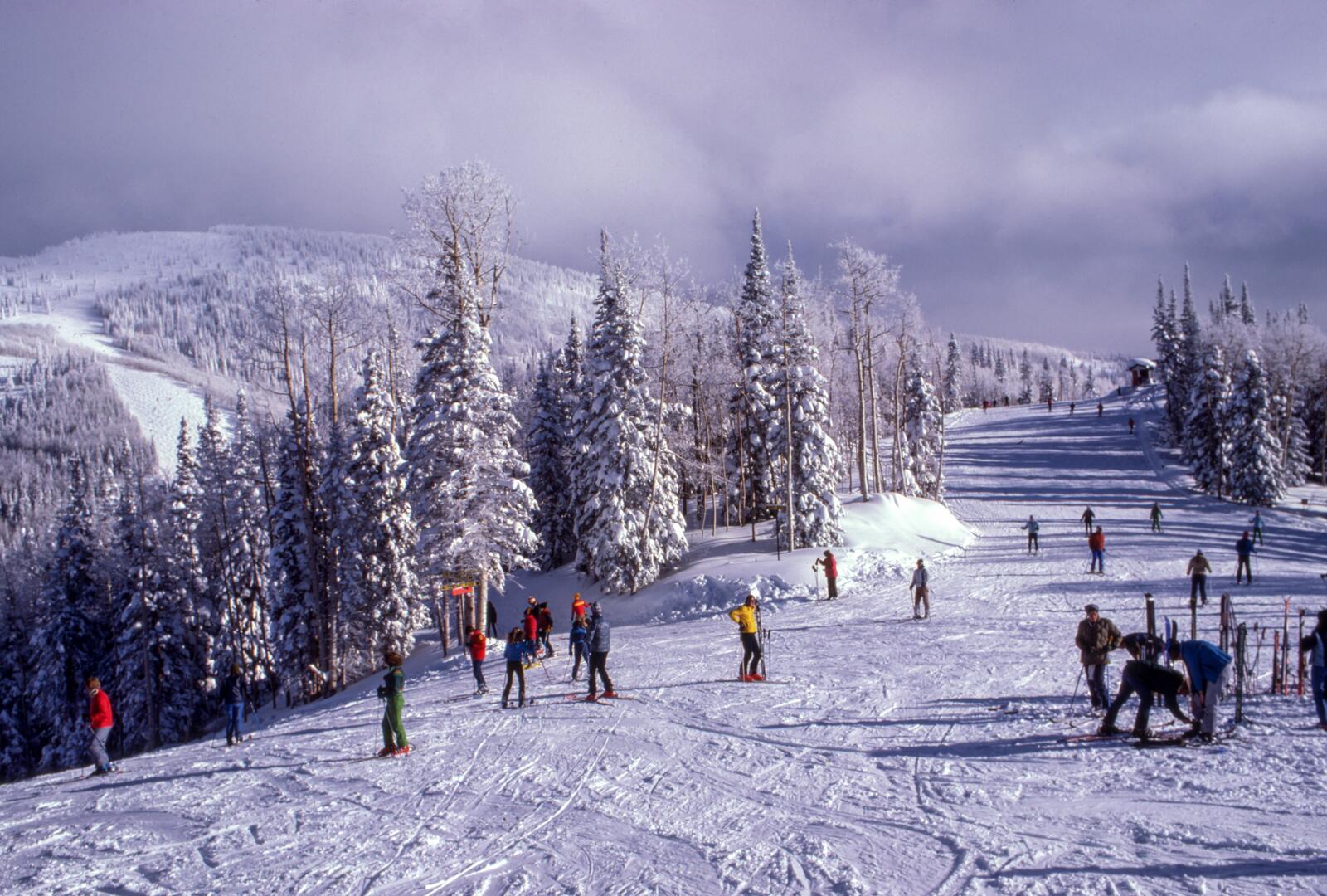 Обои горный хребет курорт лыжи на рабочий стол