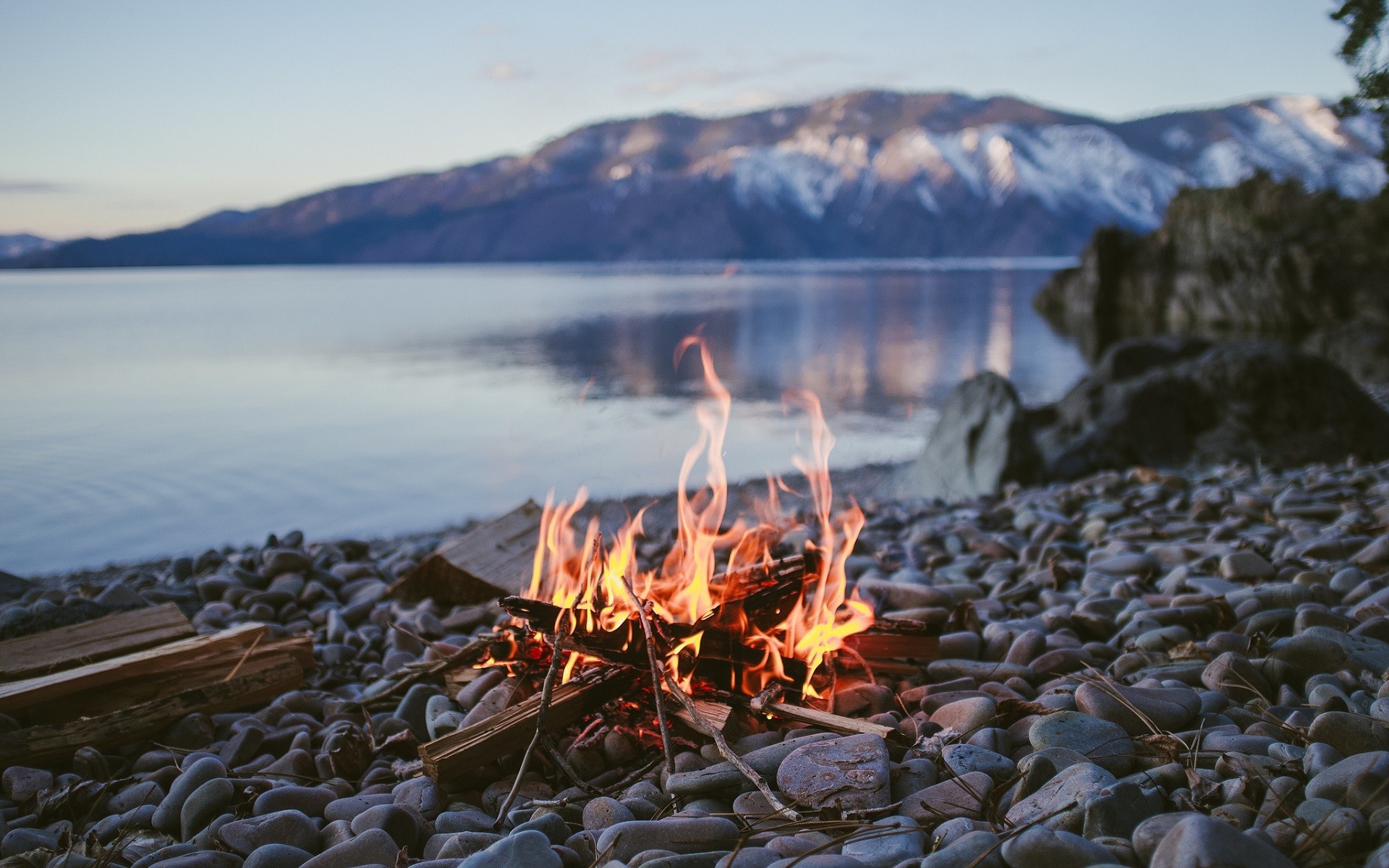 湖边岩石上的篝火