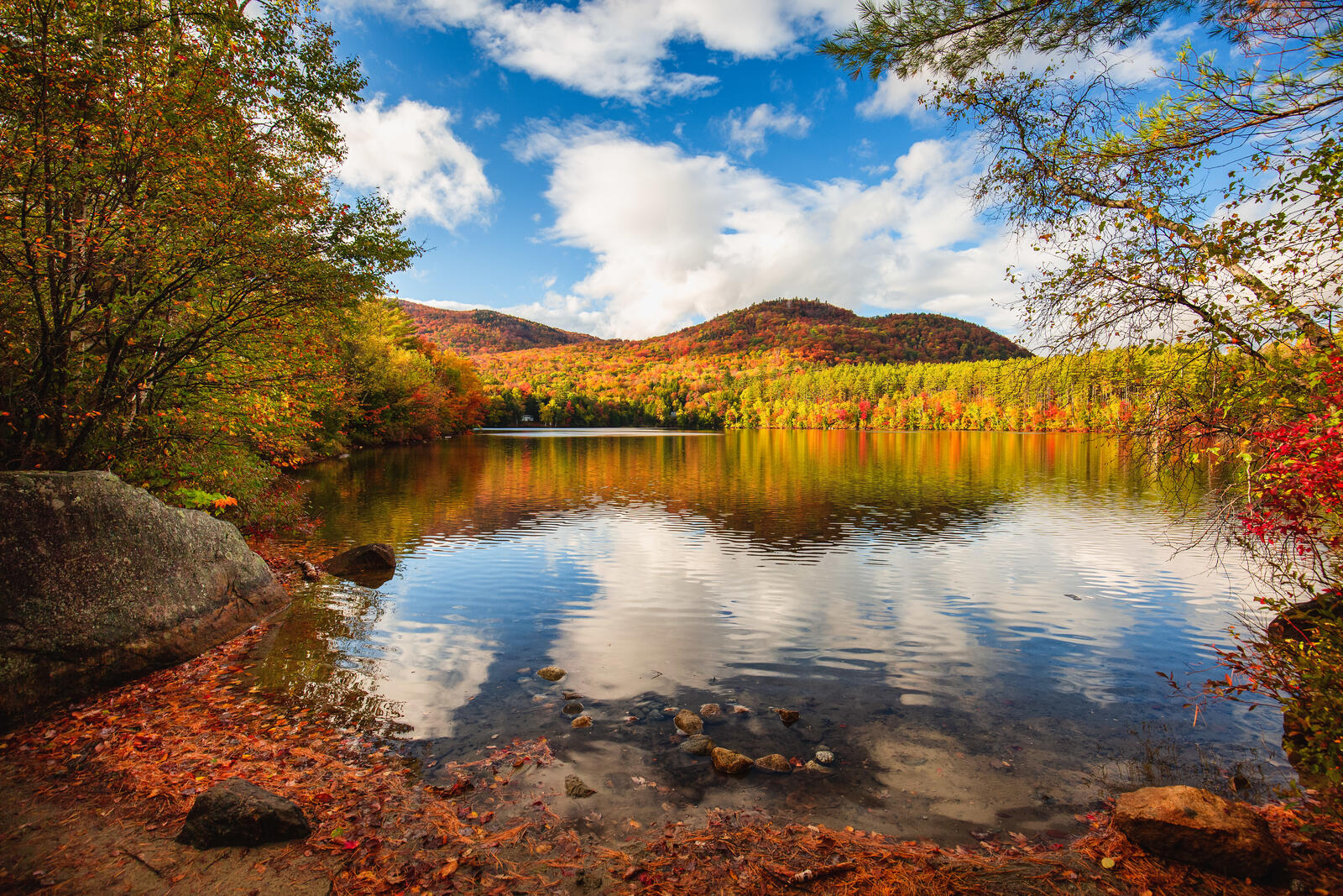 Обои Autumn at Mirror Lake Woodstock New Hampshire на рабочий стол