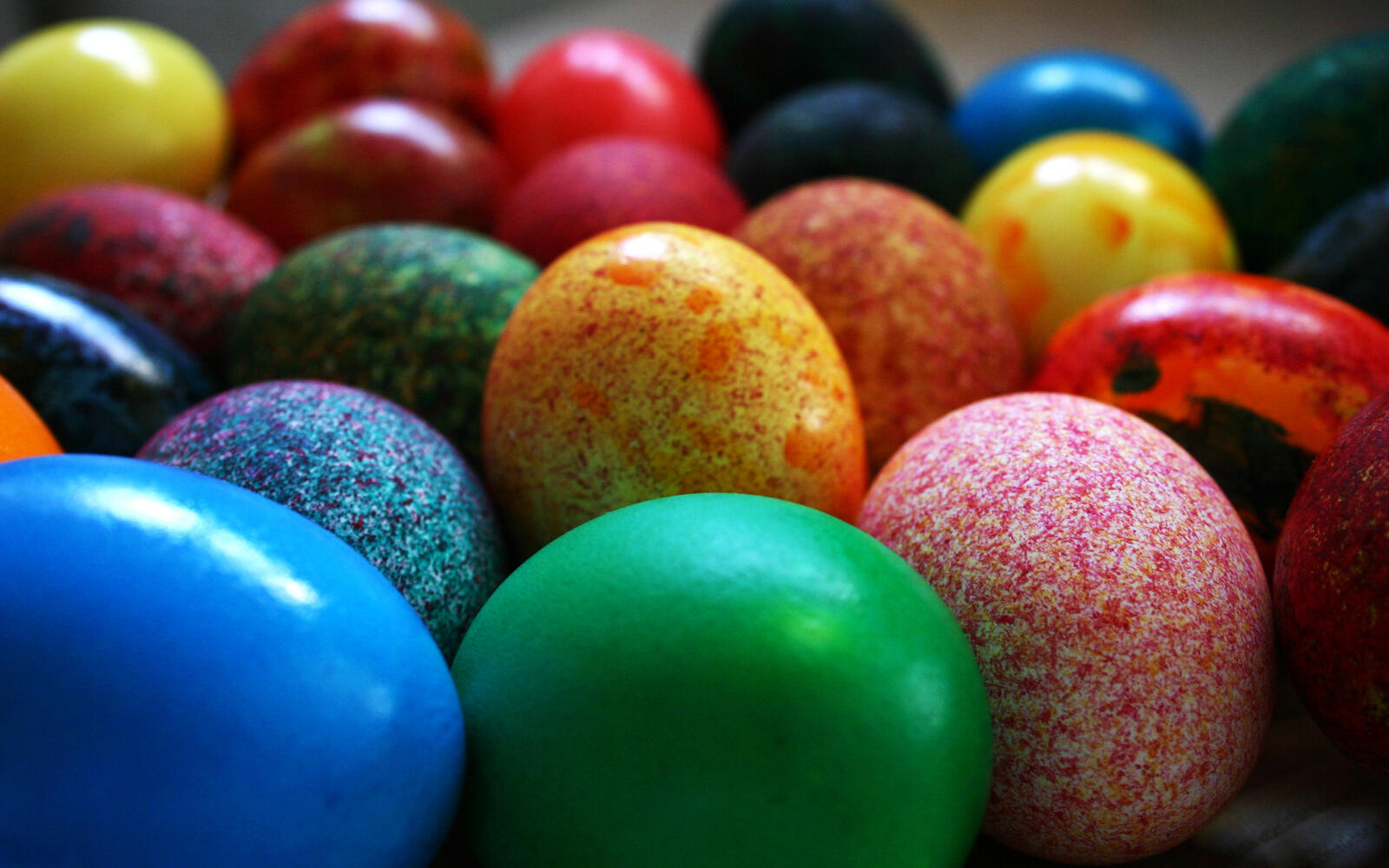 Обои праздник пасхальные яйца цветные яйца на рабочий стол