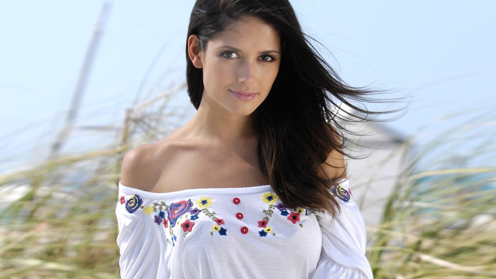 Free photo Carla Ossa in a white blouse.