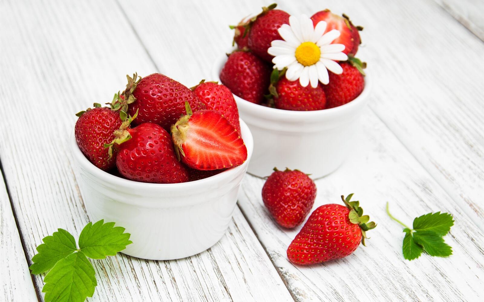 Free photo Two bowls of strawberries