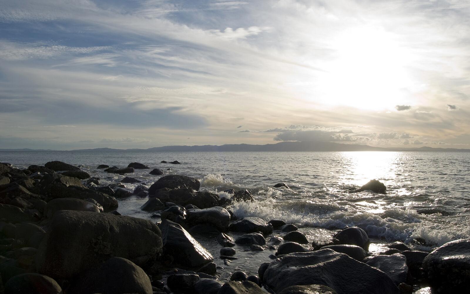 Бесплатное фото Большие гладкие камни на берегу моря
