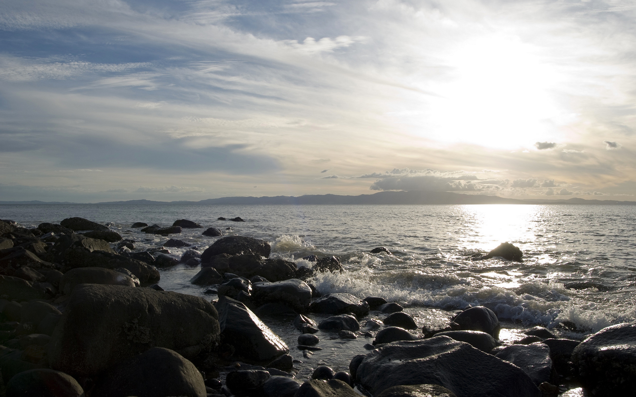 免费照片海边光滑的大石头