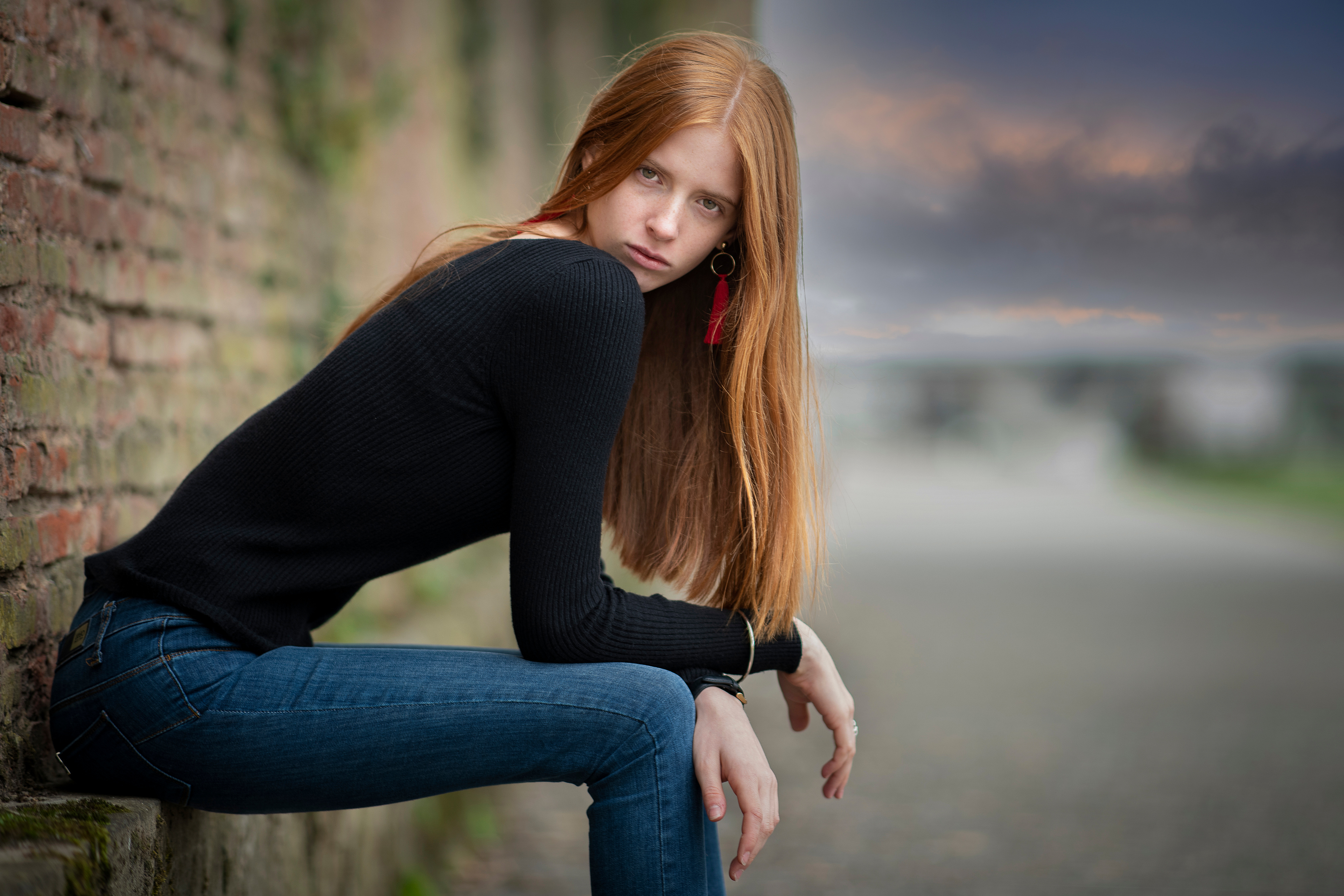 Бесплатное фото Рыжеволосая девушка в джинсах