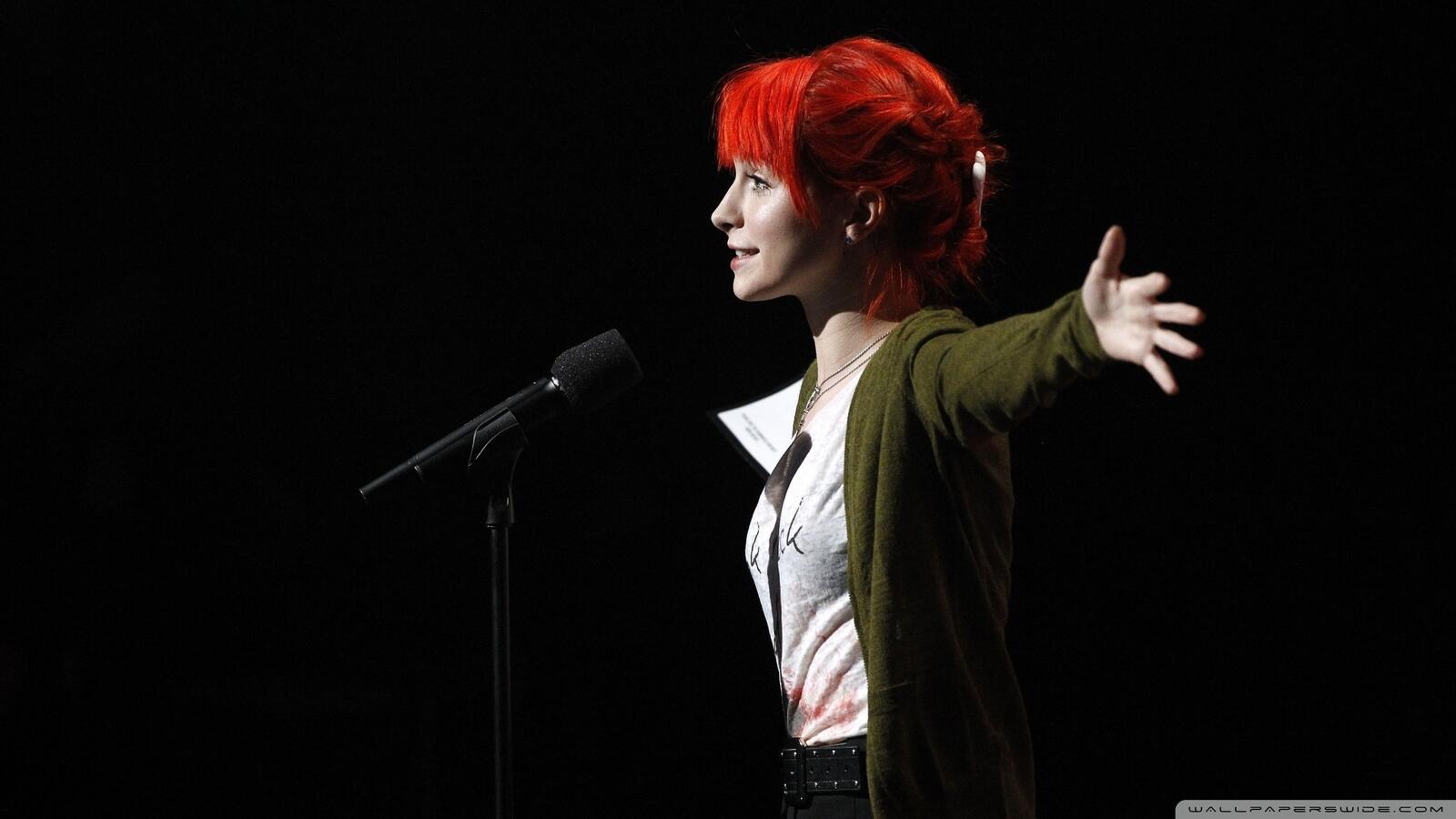 Wallpapers Hayley Williams side view on stage on the desktop