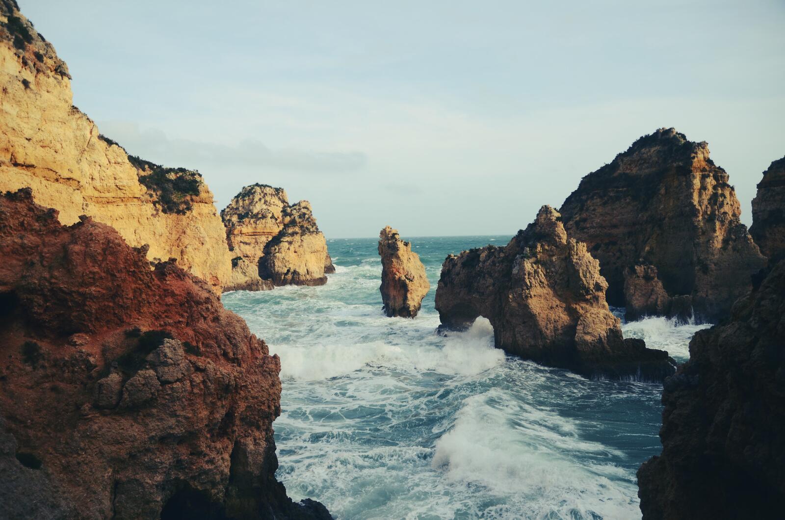 免费照片海湾中的海水冲击着岩石