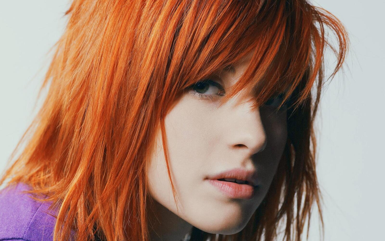 Free photo Portrait of a redheaded girl with short hair