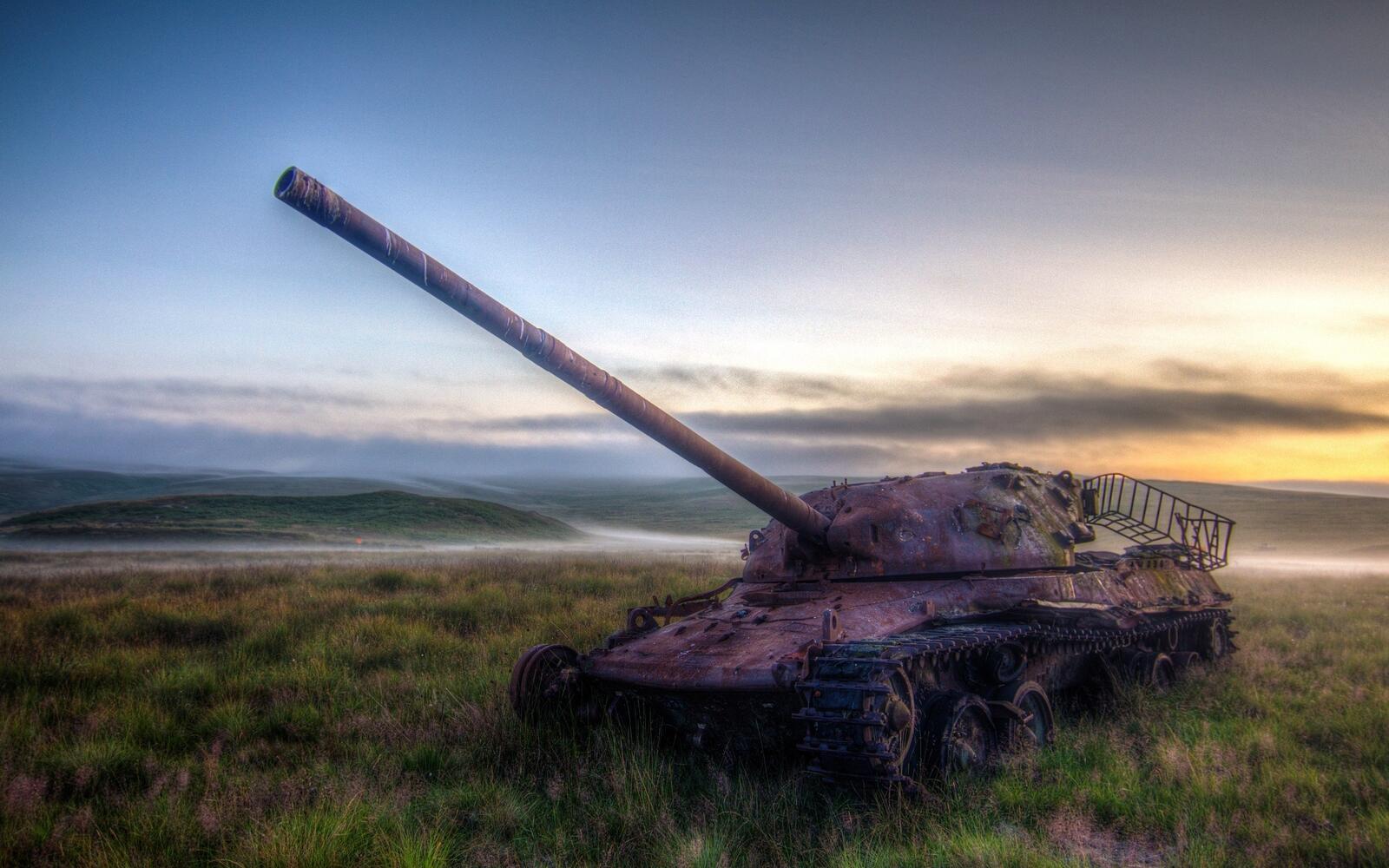 Бесплатное фото Заброшенный танк леопард в поле на закате