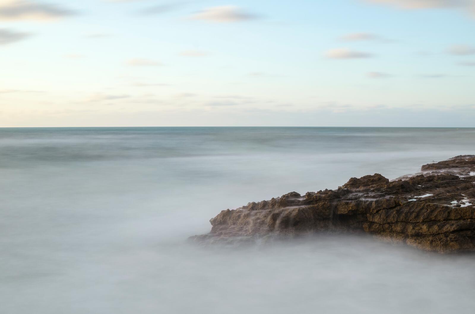 Бесплатное фото Скалистый берег у моря на рассвете
