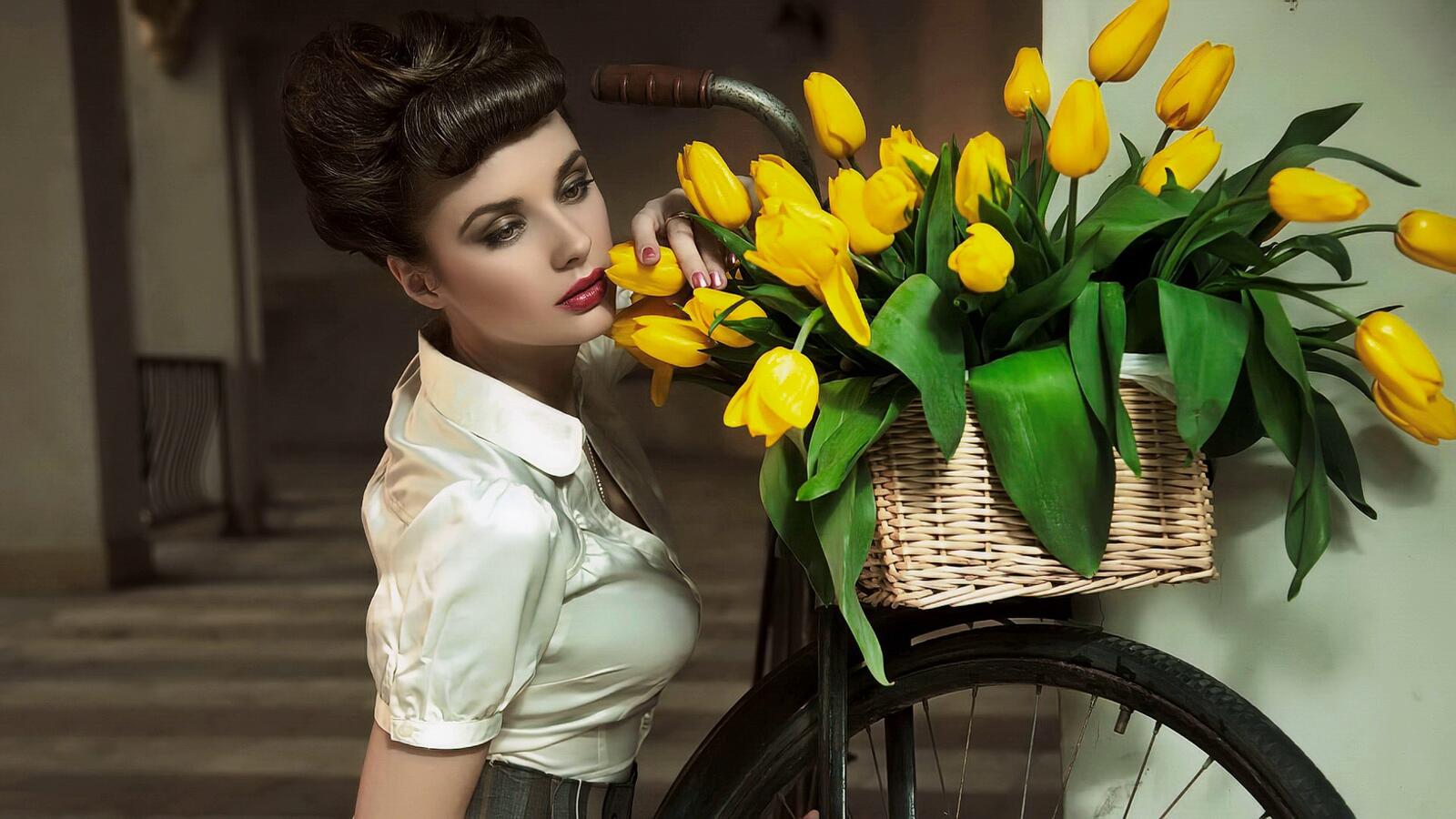 Бесплатное фото Девушка с велосипедом и цветы