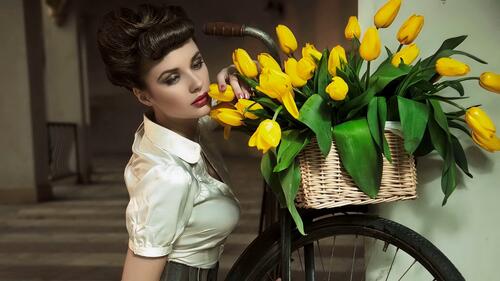 Девушка с велосипедом и цветы