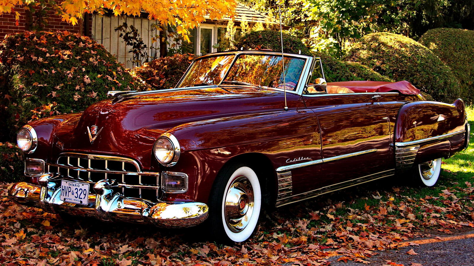 Free photo A vintage Cadillac convertible in red