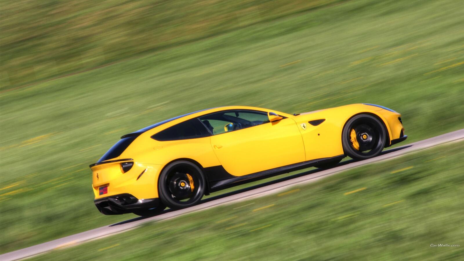 Бесплатное фото Желтая Ferrari FF