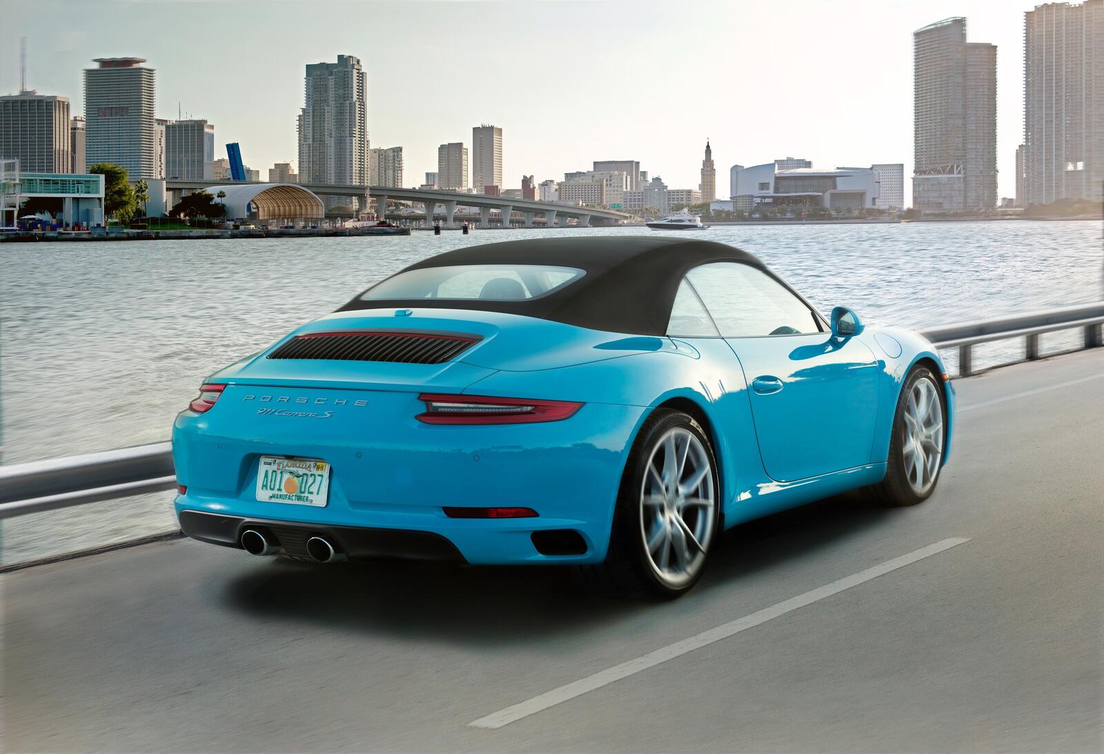桌面上的壁纸保时捷 911 Carrera S 水蓝色 后影