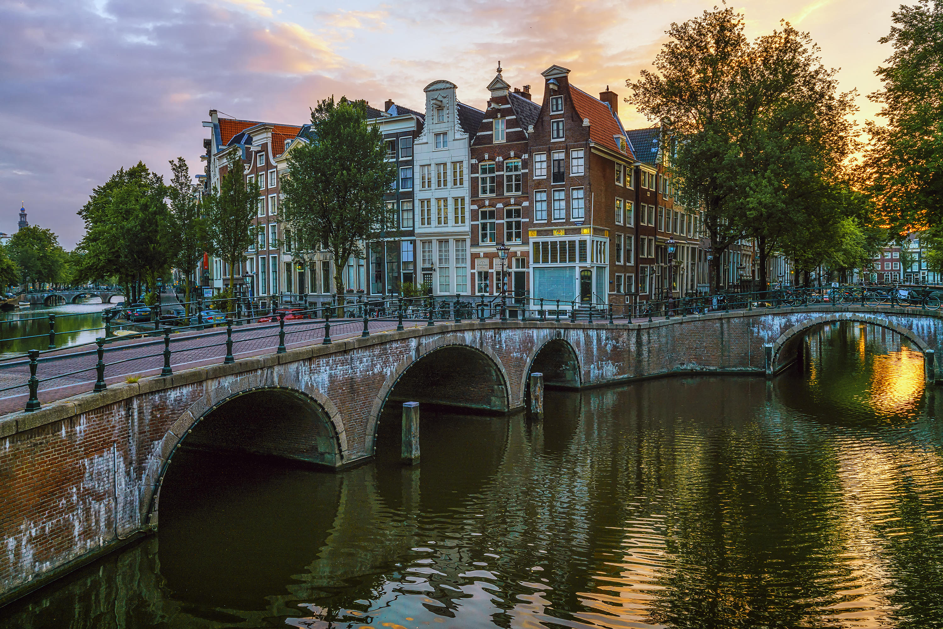 Улицы и дома на реке. Нидерланды столица Амстердам. Нидерланды Амстердам достопримечательности. Нидерланды 2000 Амстердам. Мост Слауэрхоф (Леуварден, Нидерланды).