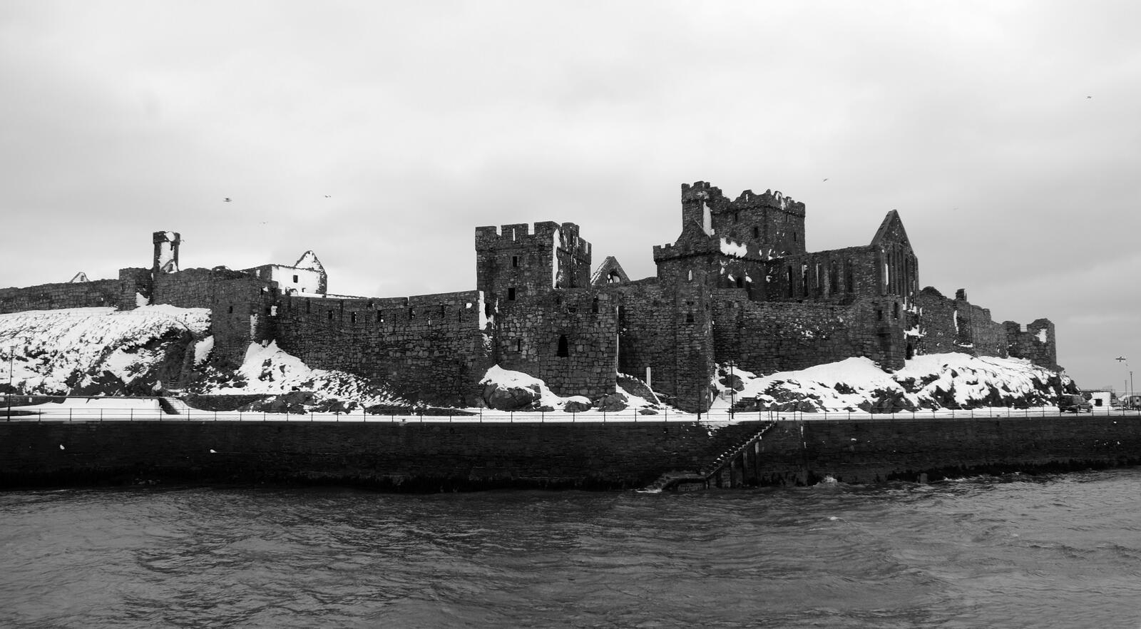 Wallpapers sea black and white castle on the desktop