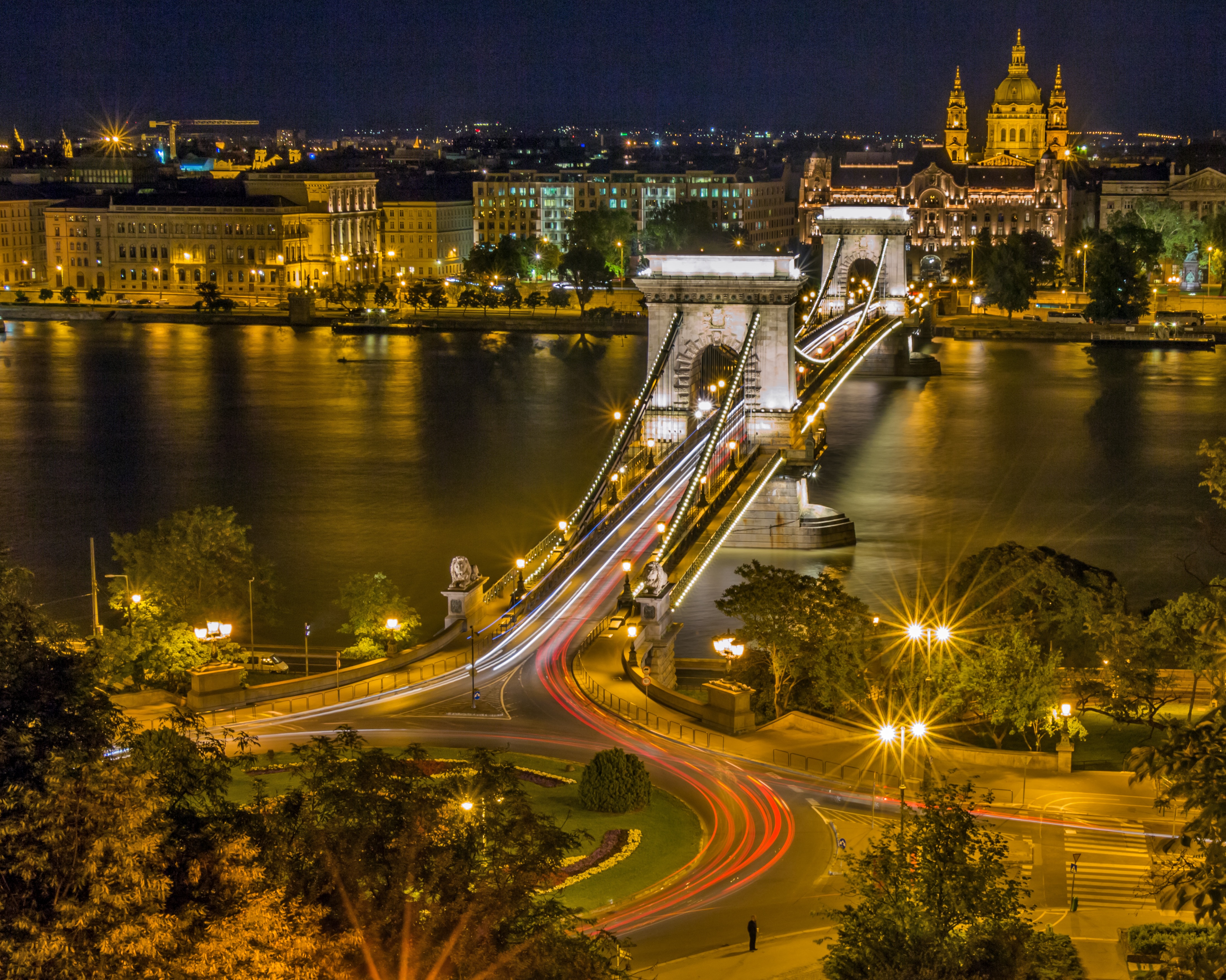 Photo free chain bridge, Budapest, circular motion