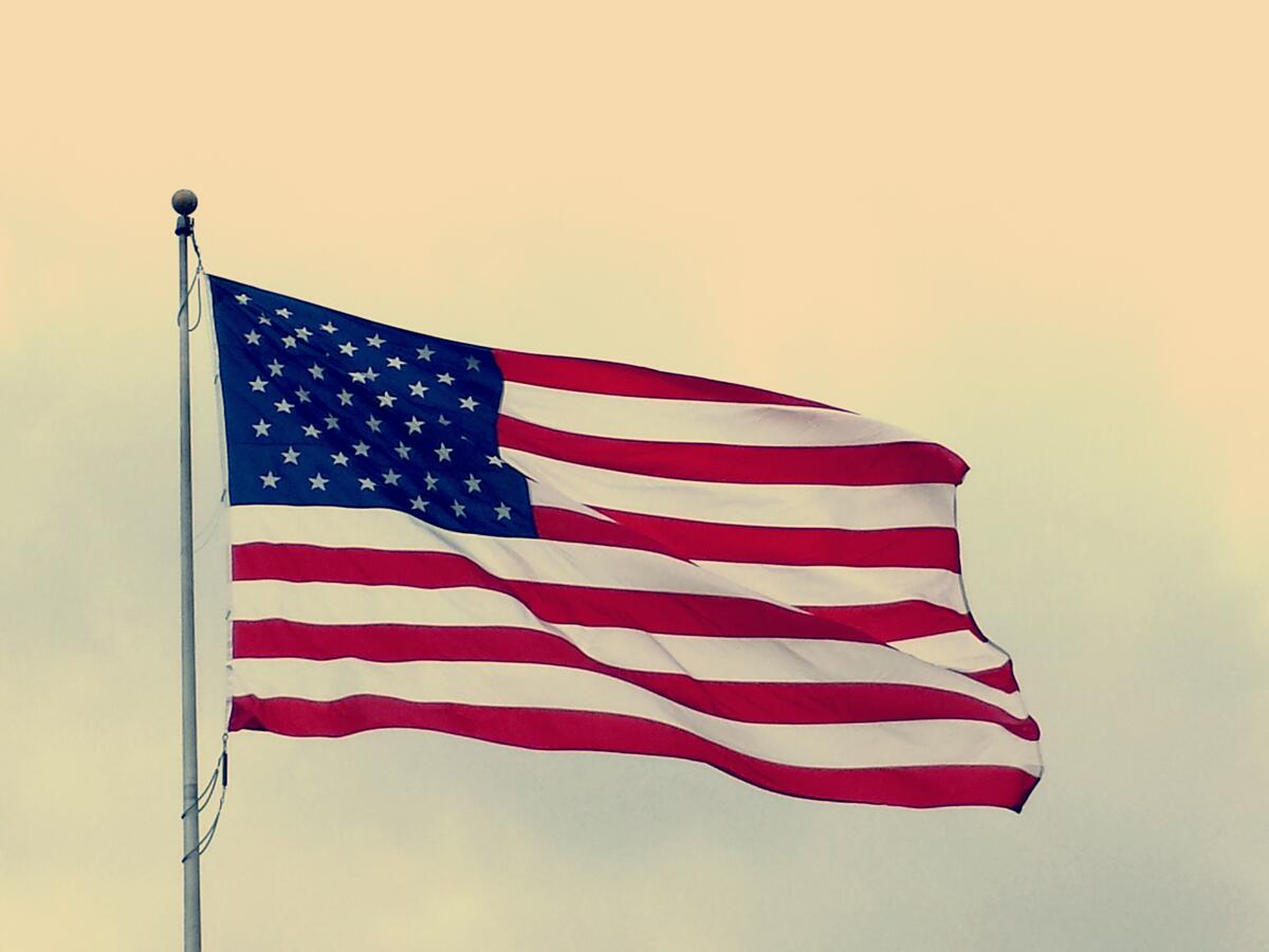 Американский флаг развивается на ветру