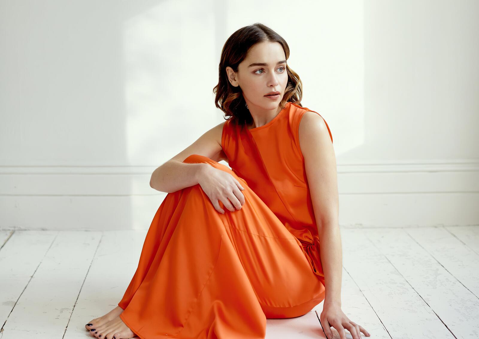 Бесплатное фото Эмилия Кларк в оранжевом платье