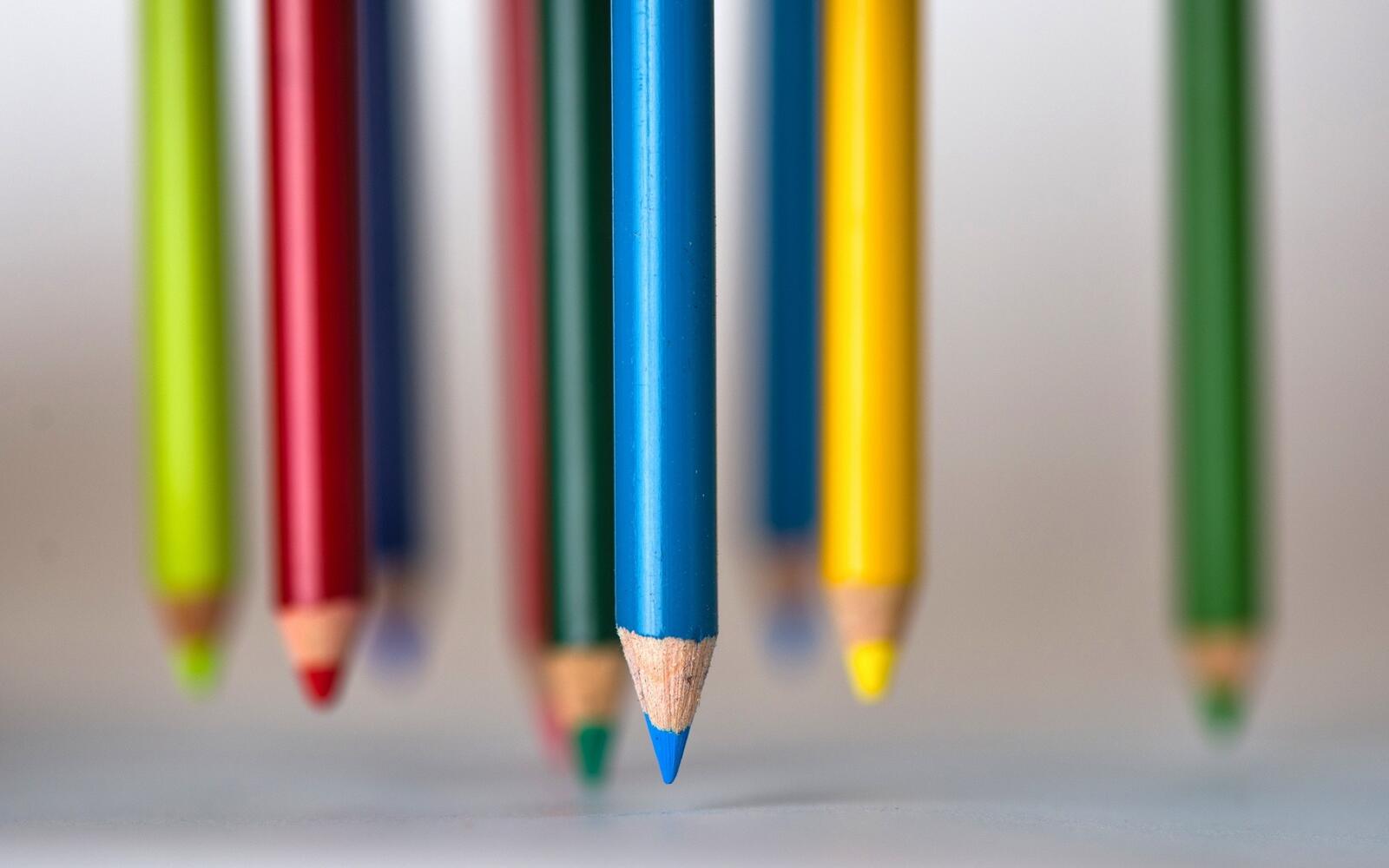 Обои цветные карандаши цвет крупным планом на рабочий стол