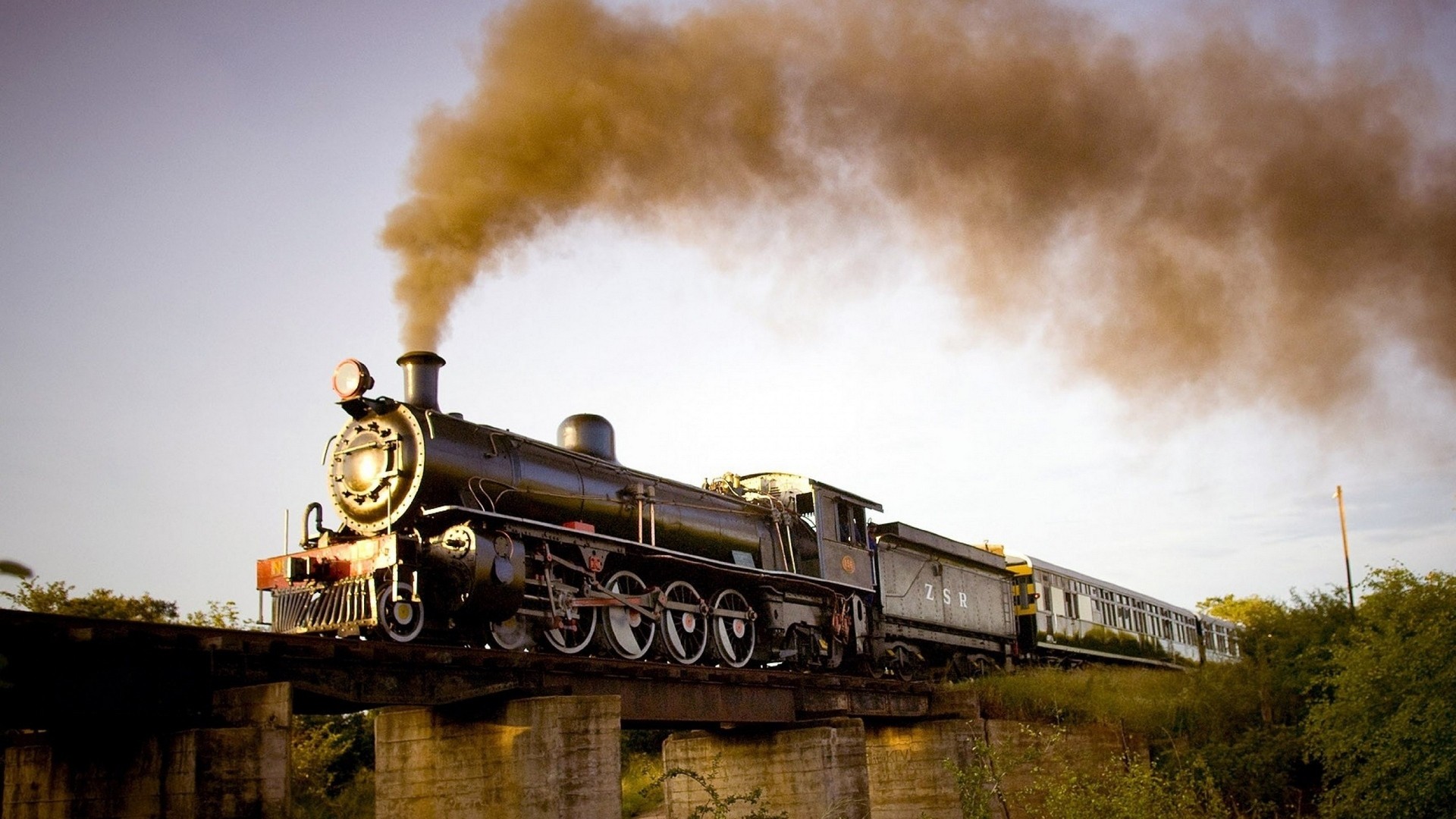Free photo A steam locomotive on a stone bridge
