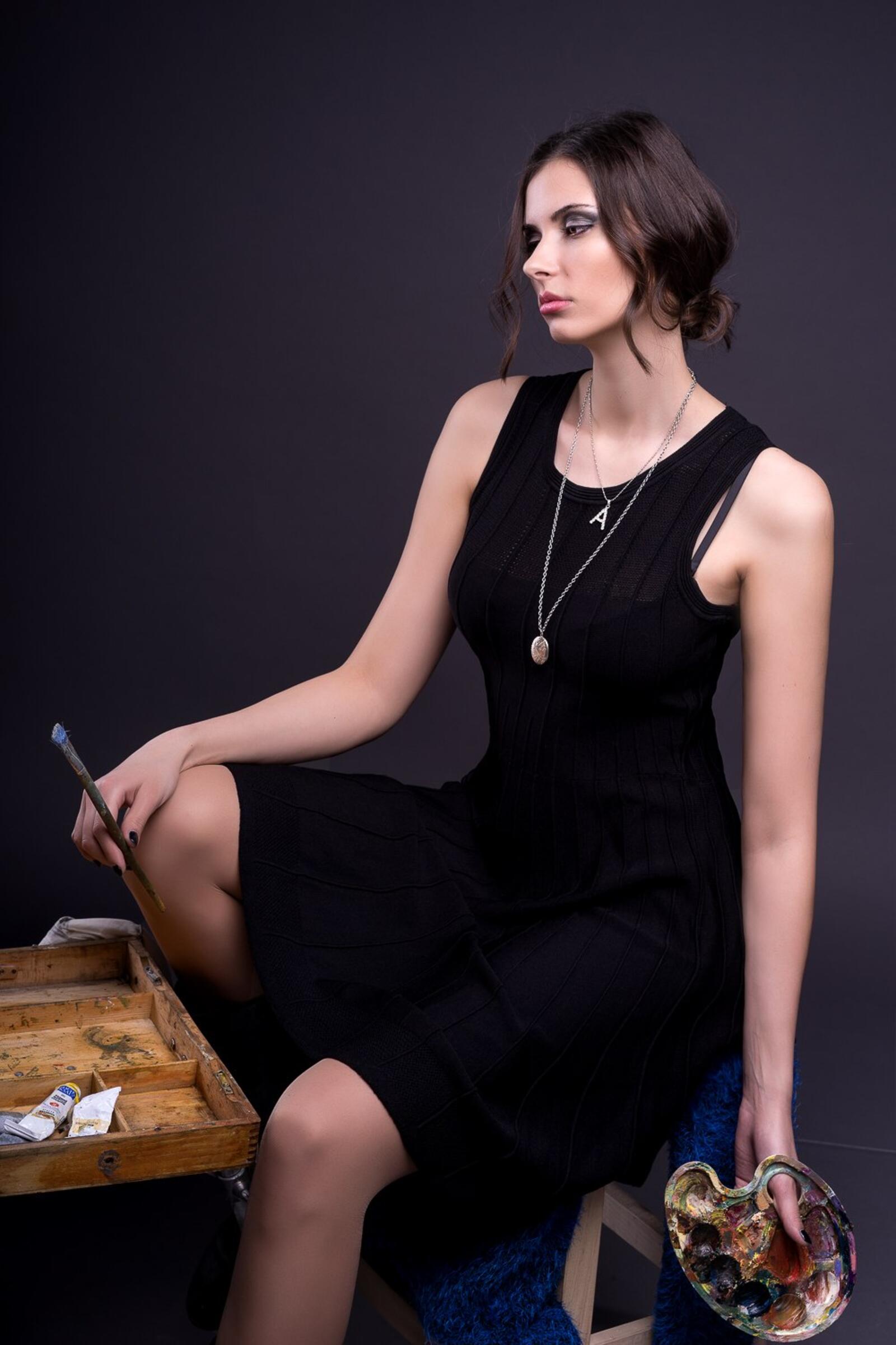 Обои Аня Воеводова черное платье девушки на рабочий стол