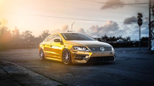 Золотой Volkswagen Passat в солнечную погоду